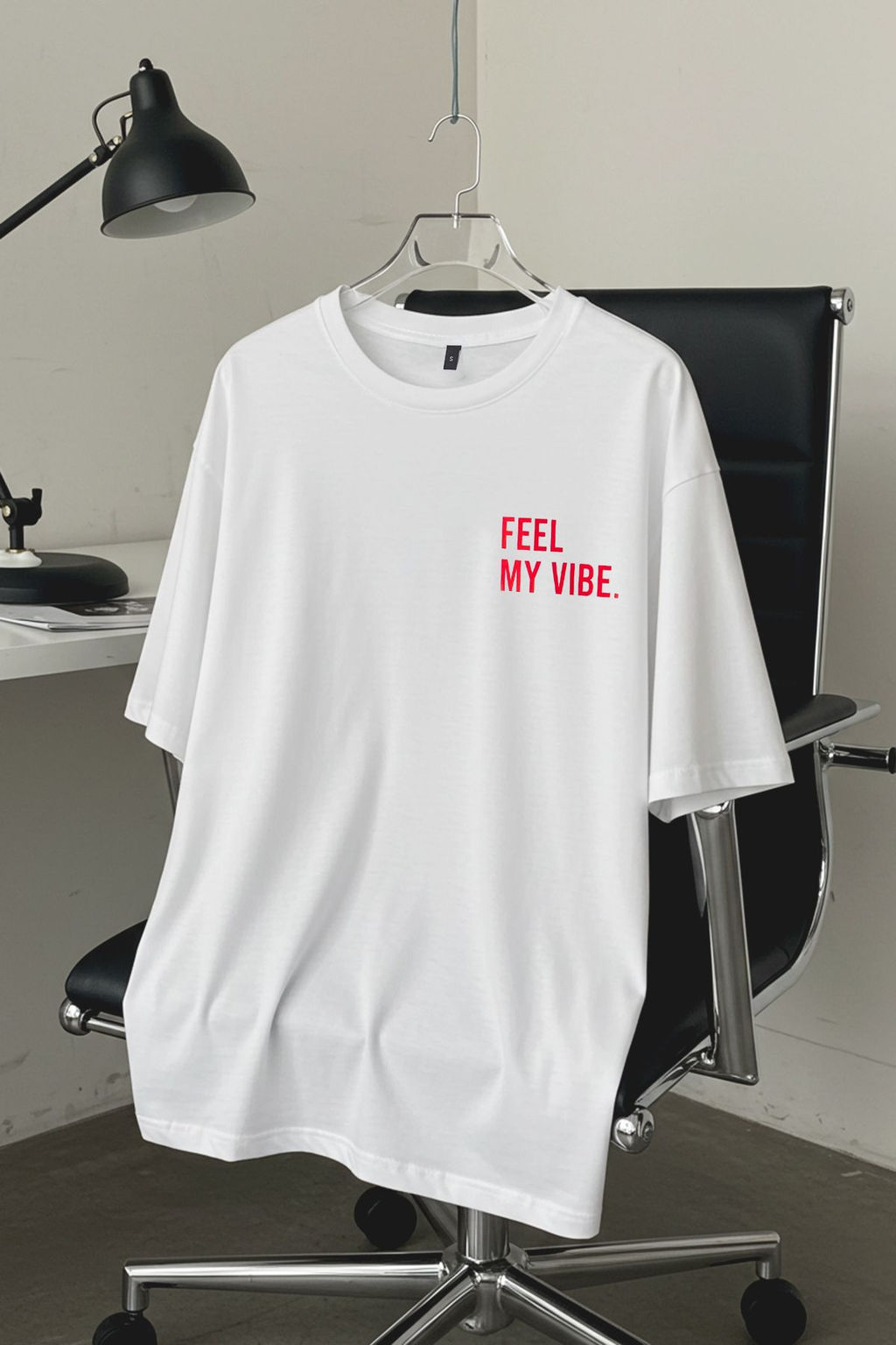 TRENDYOL MAN Beyaz Unisex Oversize/Genis Kesim Slogan Bask?l? %100 Pamuk T-Shirt TMNSS25TS00089