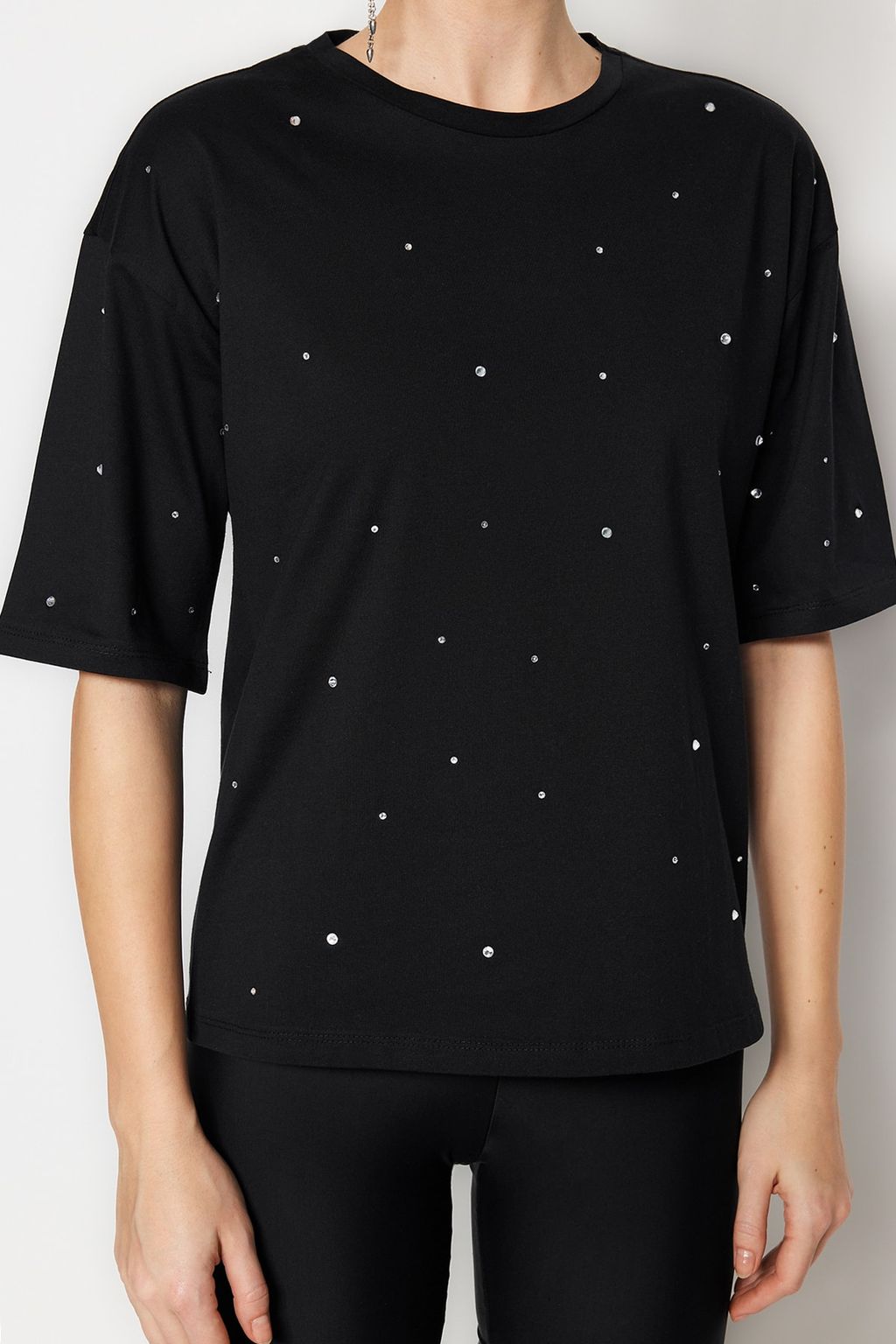 TRENDYOLMILLA Antrasit %100 Pamuk Tas Detayl? Relaxed/Genis Rahat Kesim Bisiklet Yaka Orme T-Shirt TWOSS23TS00153  фото 14