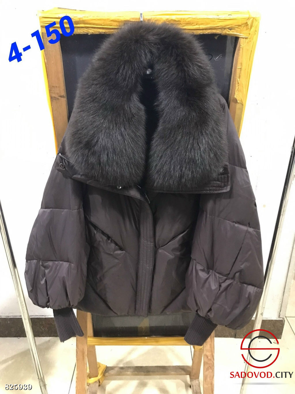 Пуховик женский с натуральным мехом песец