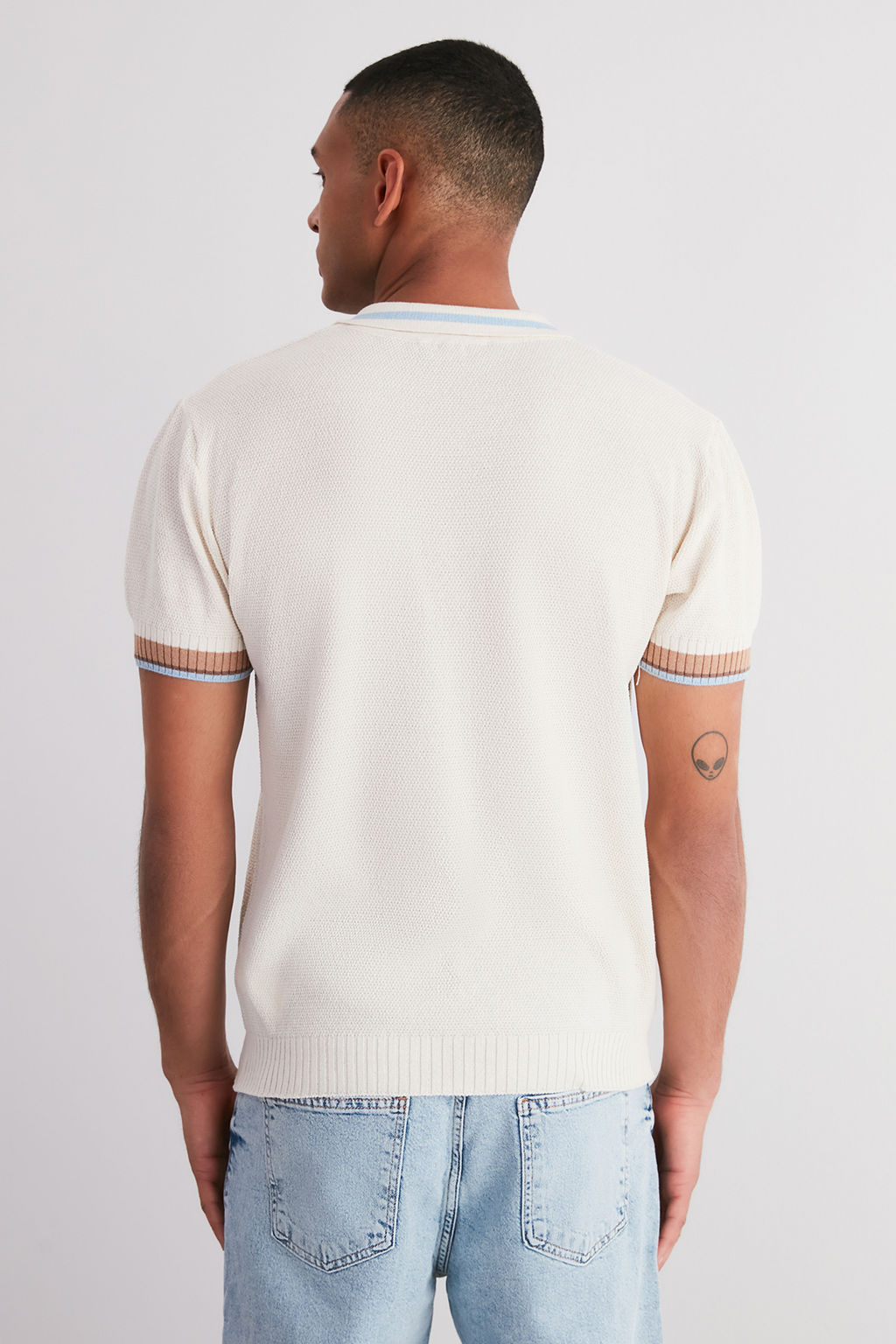 Ekru Regular Fit Cizgi Detayl? Dokulu Triko Polo Yaka T-Shirt TMNSS24PO00002