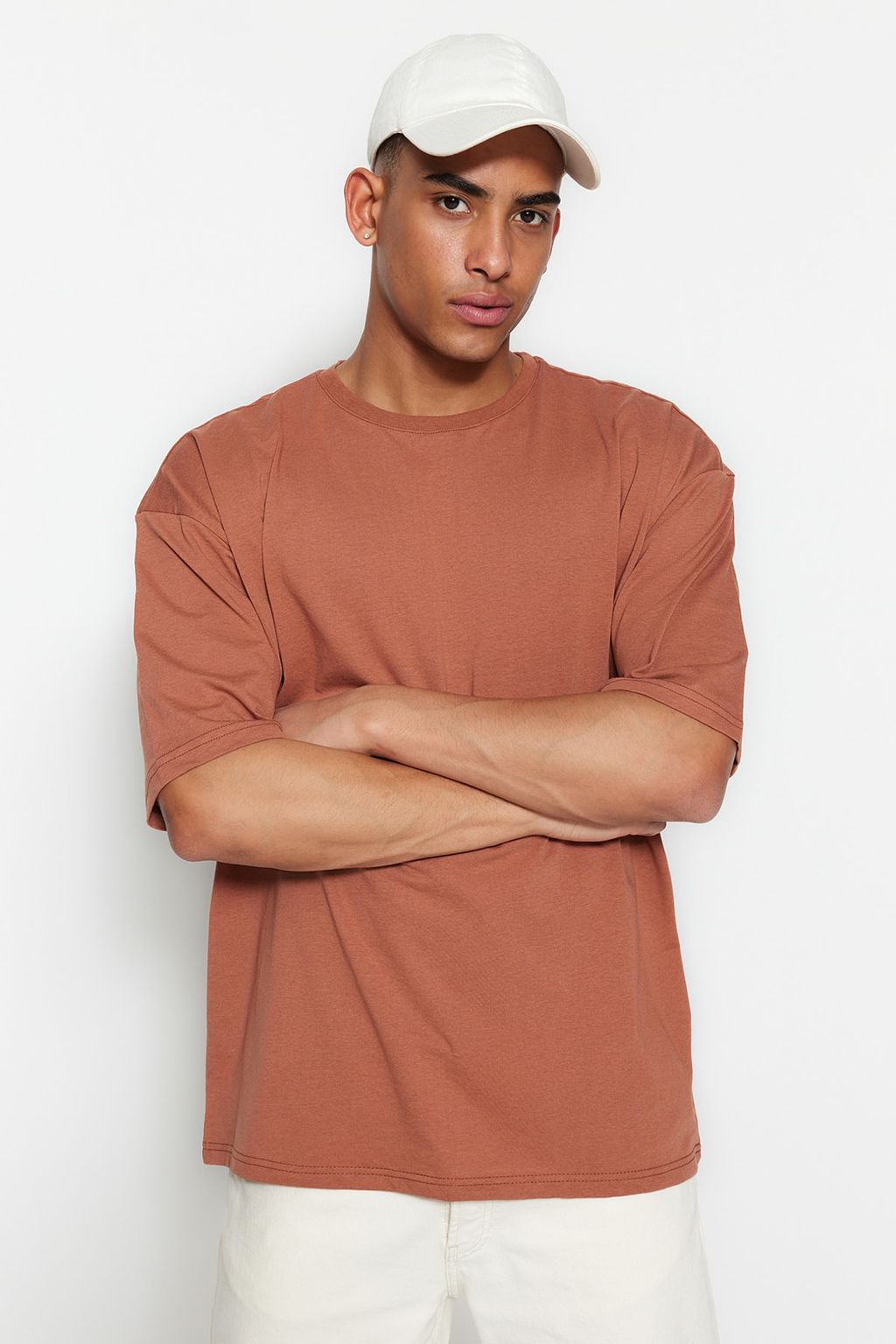 TRENDYOL MAN Siyah Basic Bisiklet Yaka Oversize/Genis Kesim K?sa Kollu T-Shirt TMNSS22TS0317
