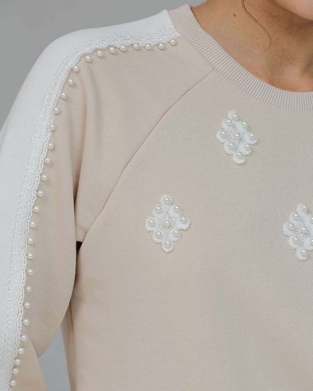 Свитшот укороченный с бусинами BSK001.