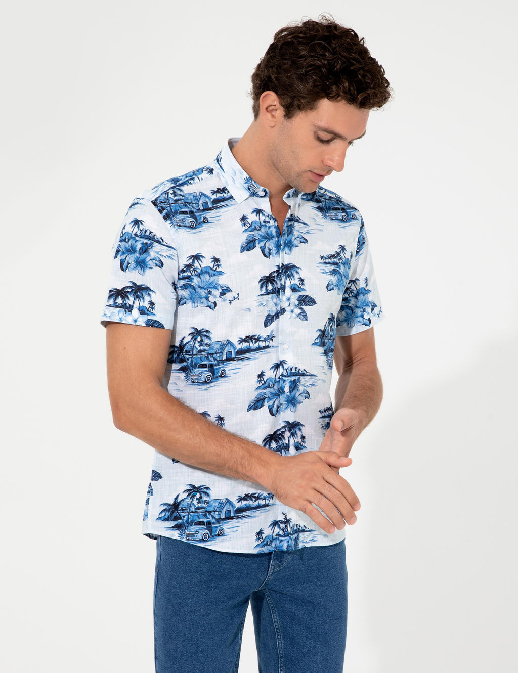 Голубая зауженная рубашка с коротким рукавом