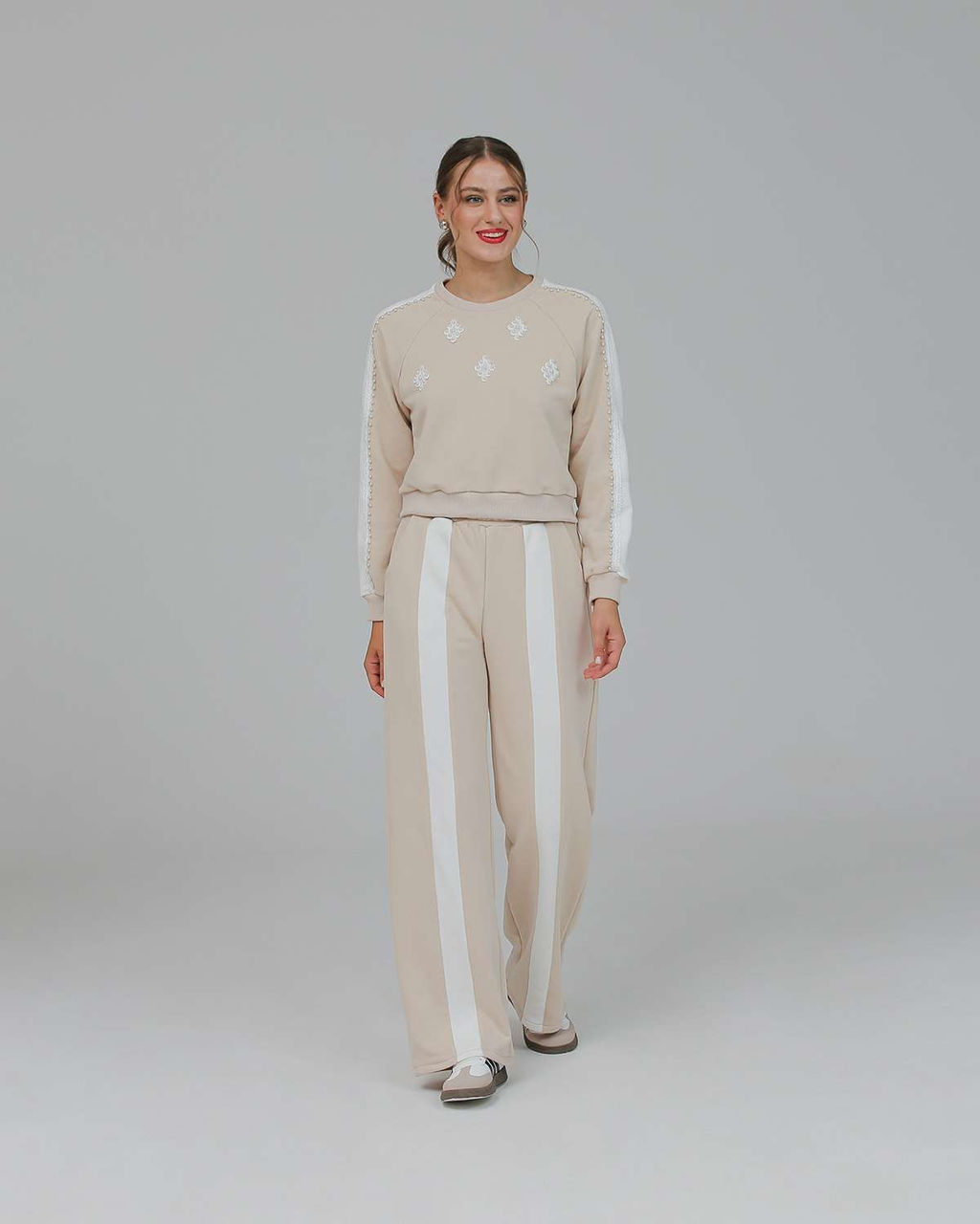 Свитшот укороченный с бусинами BSK001.