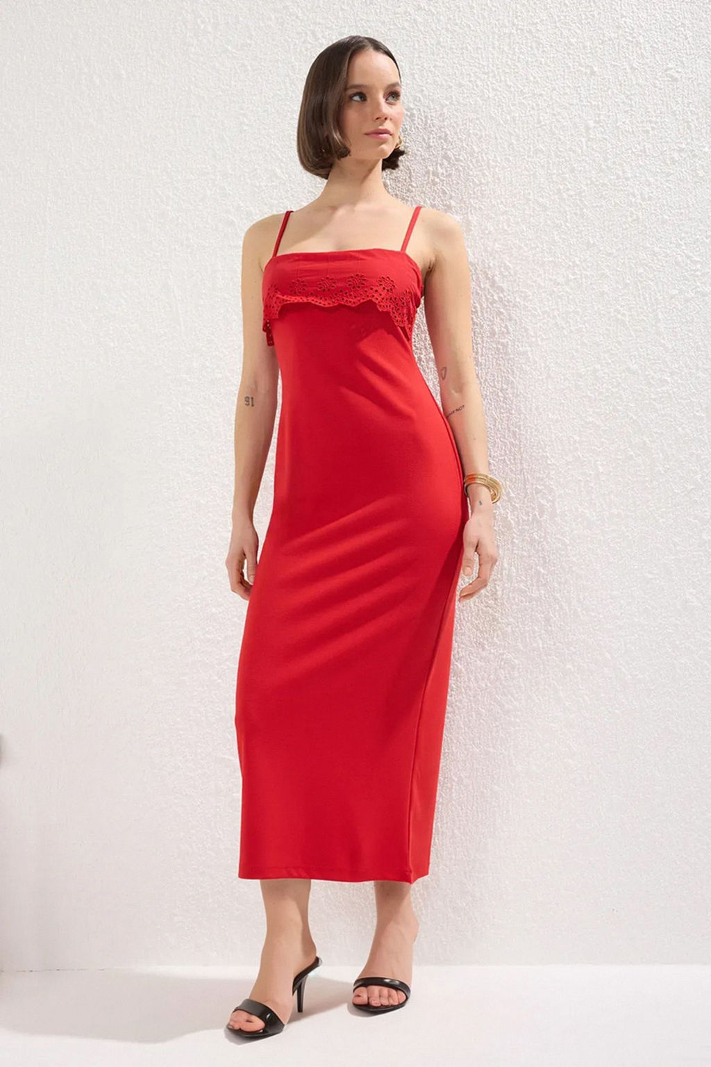 K?rm?z? Brode Detayl? Bodycone/Vucuda Oturan Midi Orme Elbise TWOSS25EL00356 - Trendyolmilla фото 2