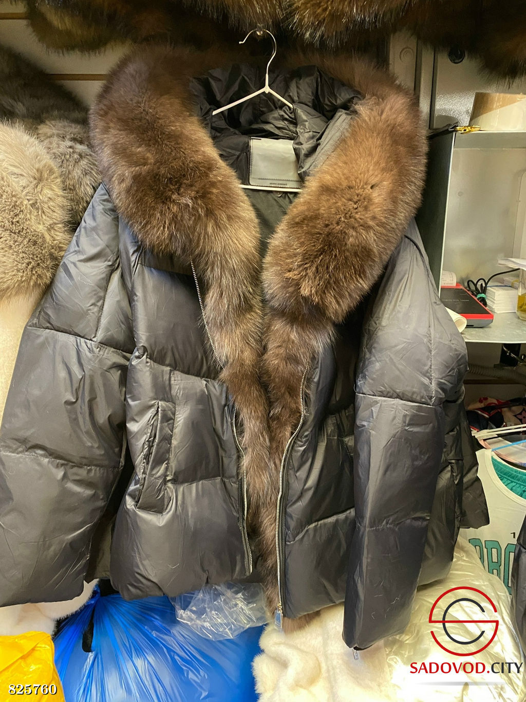 Пуховик с капюшоном натуральный мех