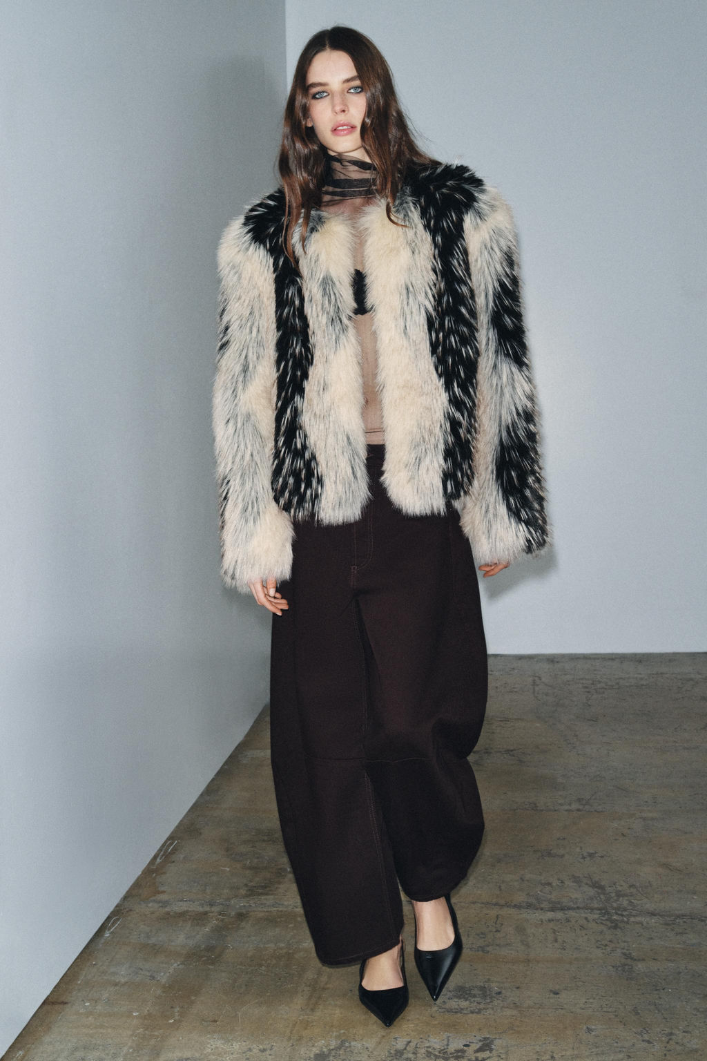 SHORT FAUX FUR COAT ZW COLLECTION - Zara фото 4