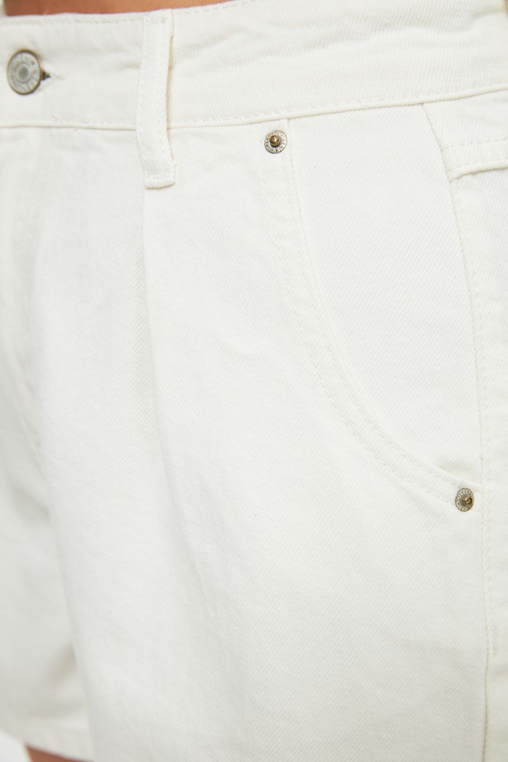 Beyaz More Sustainable Pileli Yuksek Bel City Boy Denim Sort TWOSS20SR0129