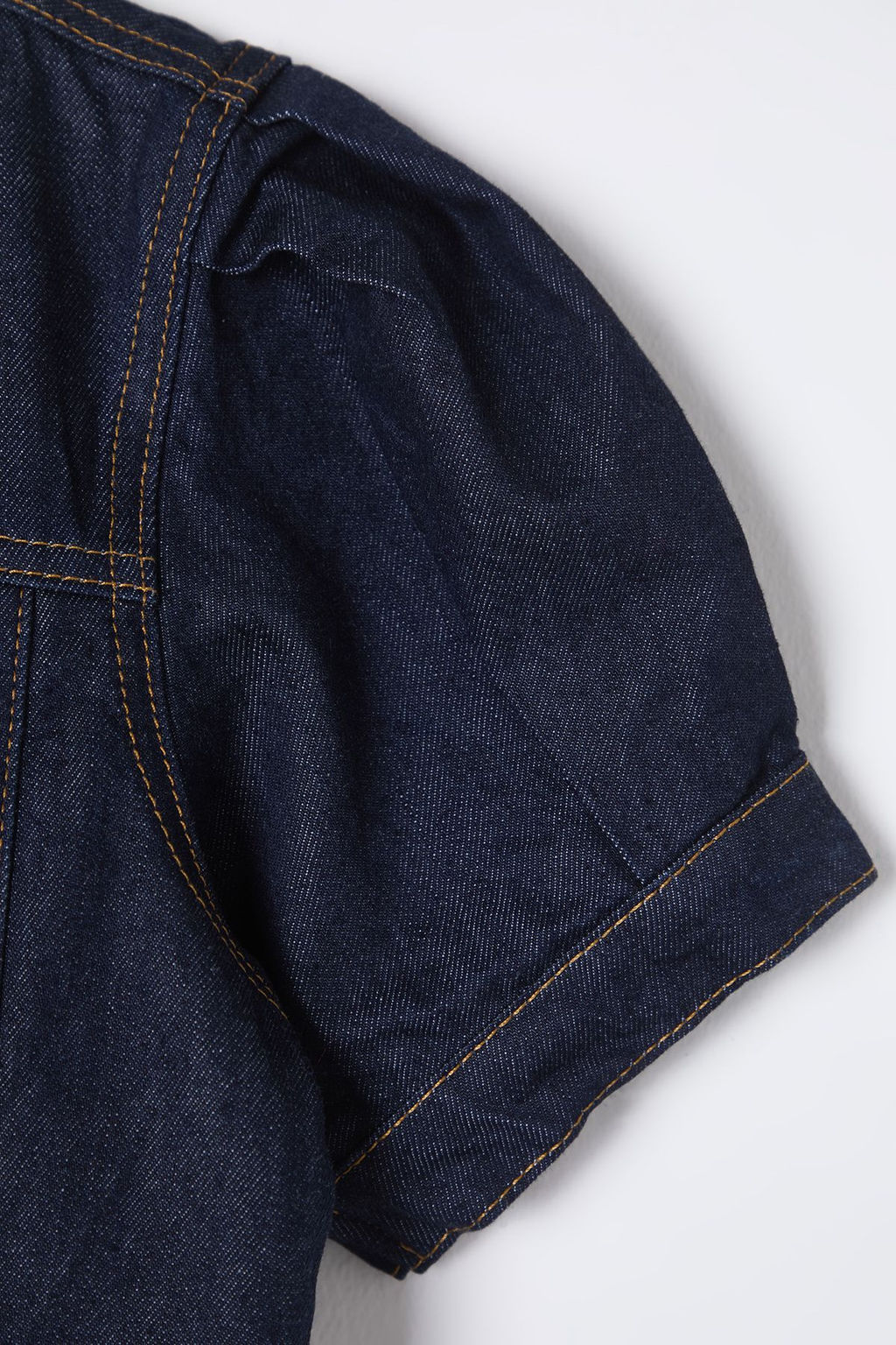 Trendyolmilla Koyu Mavi K?sa Balon Kollu V Yaka Denim Bluz TWOSS25BZ00000 фото 8