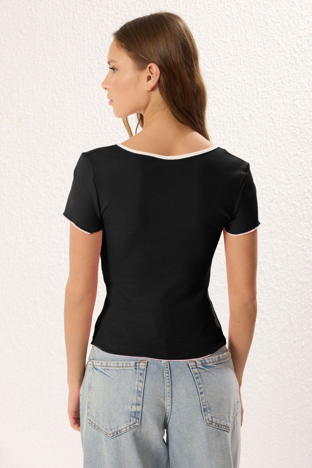 Trendyolmilla Ekru Fiyonklu Kontrast Biye Detayl? Fitted/Vucuda Oturan Fitilli Esenk Orme Bluz TWOSS25BZ00047  фото 15
