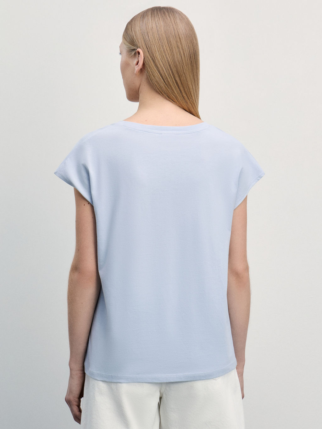 Базовая футболка со спущенным плечом / Zarina  фото 5