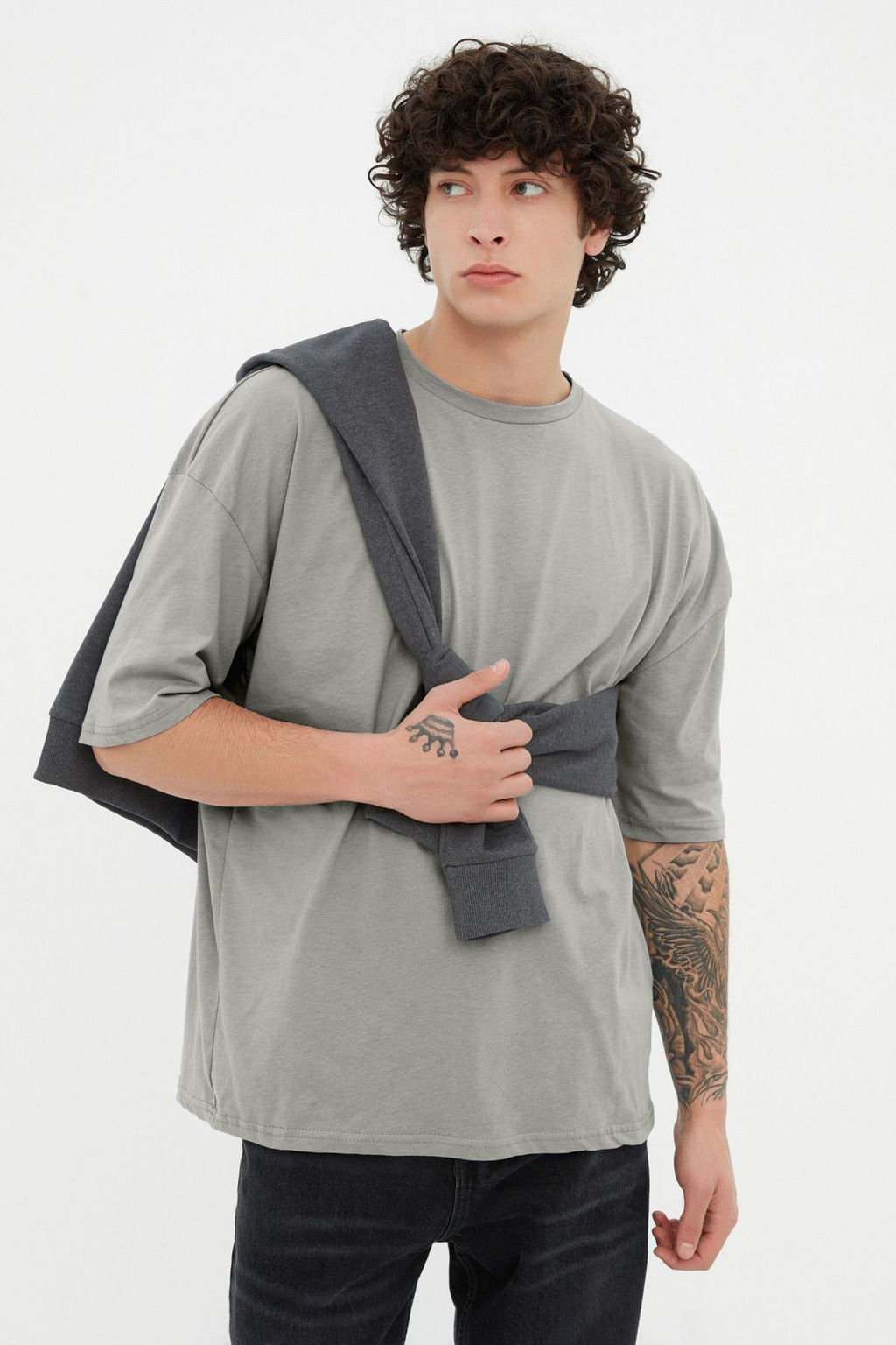 Gri Basic %100 Pamuklu Bisiklet Yaka Oversize/Genis Kesim K?sa Kollu T-Shirt TMNSS22TS0318