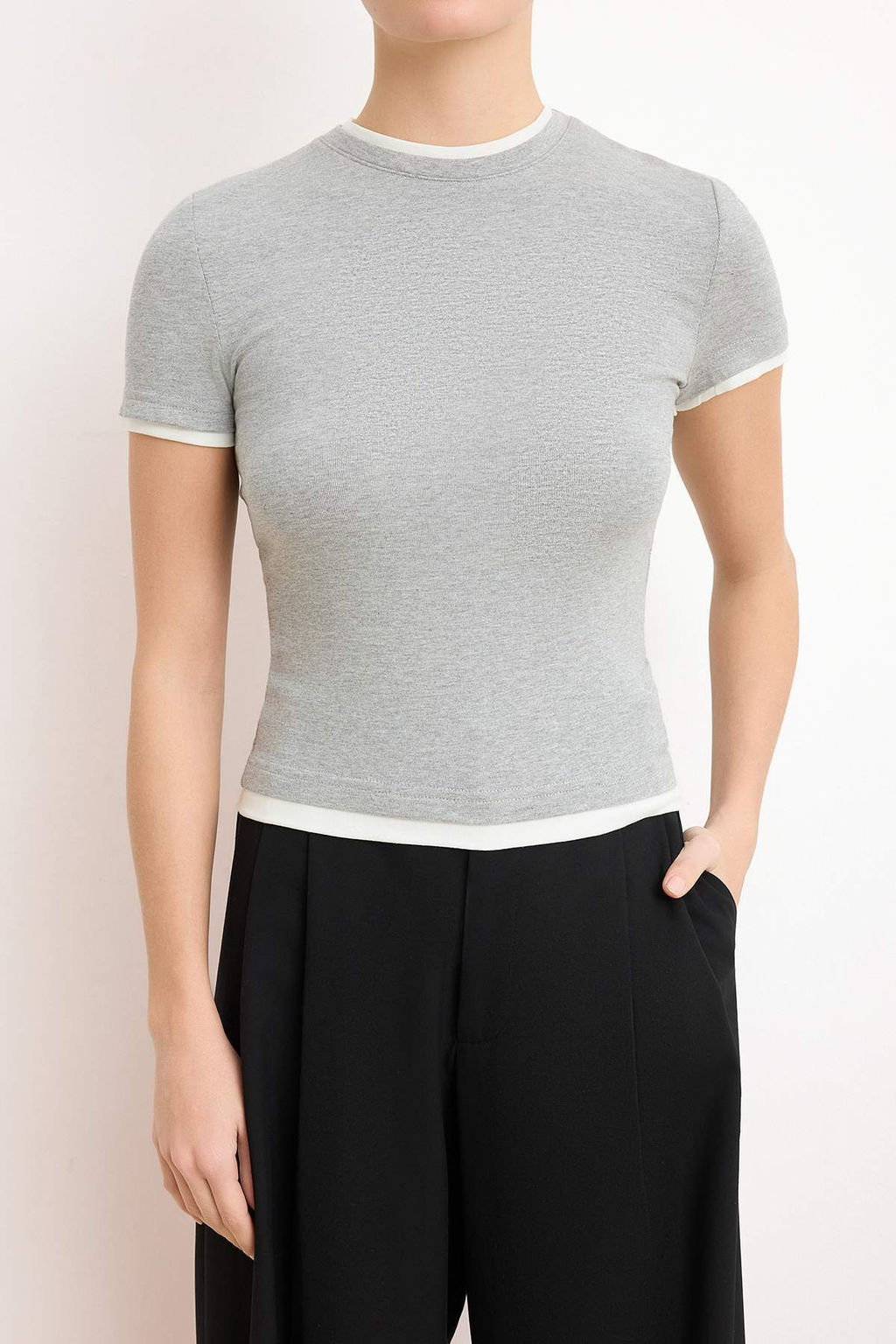 Gri Melanj Viskoz/Yumusak Kumasl? Renk Bloklu Vucuda Oturan Esnek Orme T-Shirt TWOSS24TS00063