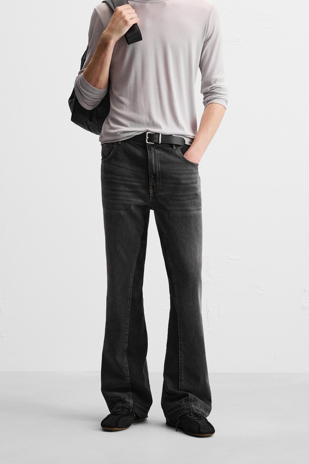 JEANS FLARE FIT ROTOS / Negro - Zara фото 2