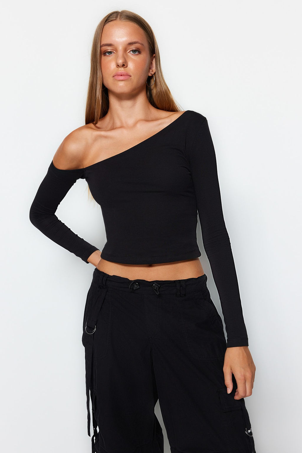 Siyah Tek Omuz Pamuklu Esnek Fitted/Vucuda Oturan Crop Orme Bluz TWOAW24BZ00099