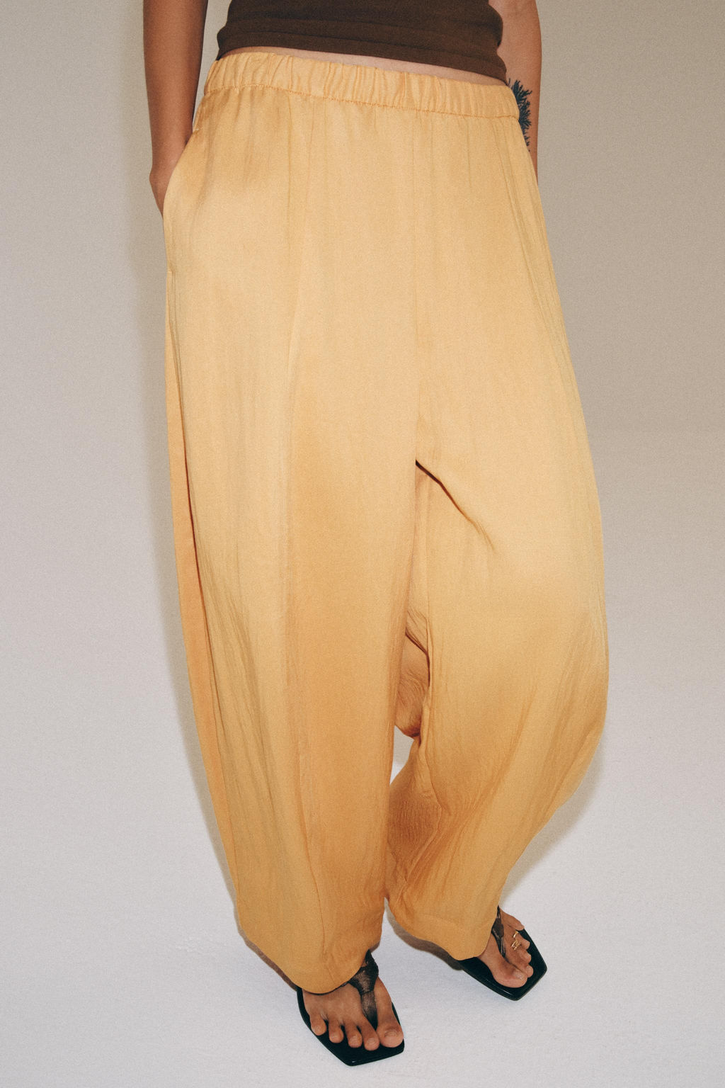 PANTAL?N BARREL FLUIDO ZW COLLECTION / Melocot?n - Zara фото 2