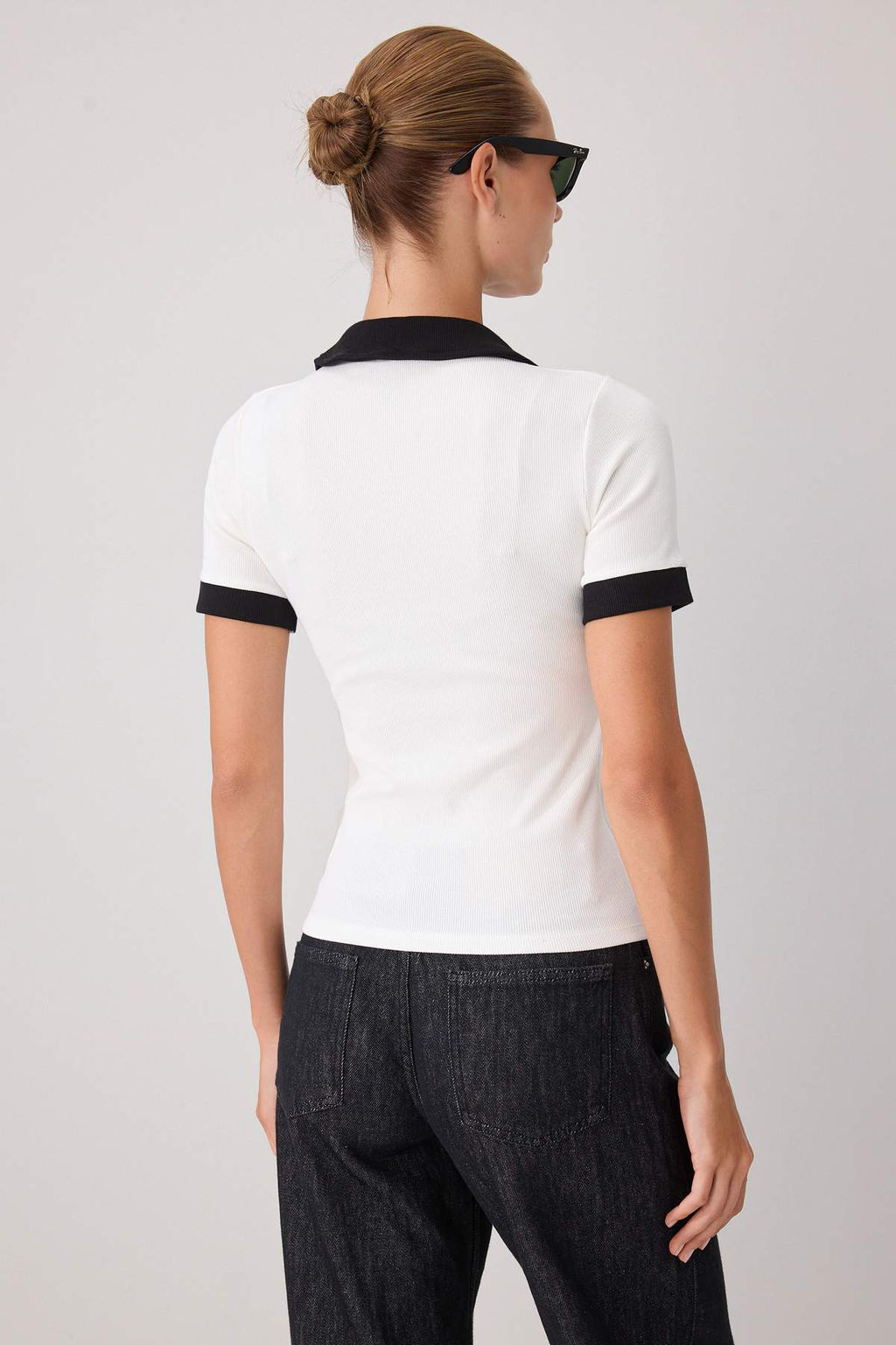 Ekru Renk Bloklu Fitted/V_cuda Oturan Polo Yaka Fitilli Esnek _rme T-Shirt TWOSS26TS00377 - Trendyolmilla фото 4