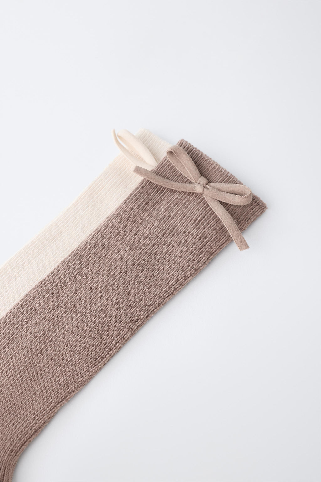 PACK DOS CALCETINES ALTOS LAZO / Beige claro - Zara фото 2