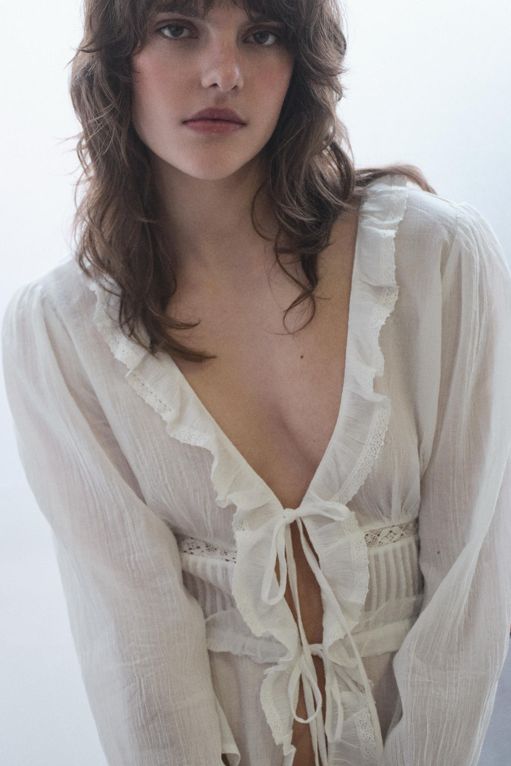 CAMISA GASA BORDADOS Y VOLANTES / Blanco roto - Zara фото 4