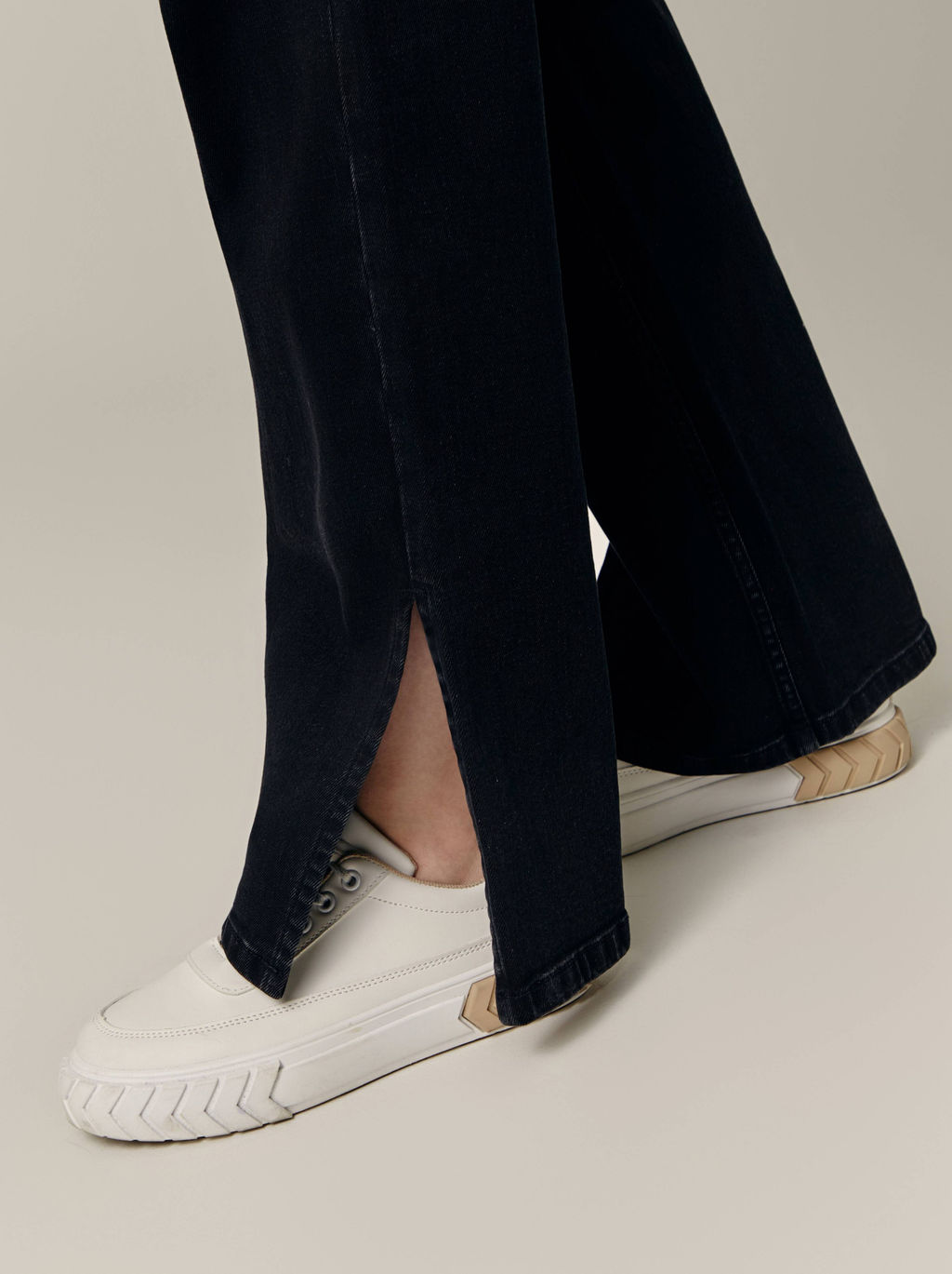 CONTE CON-717 Черные джинсы straight из eco-friendly денима с разрезами по бокам black - Conte elegant фото 4