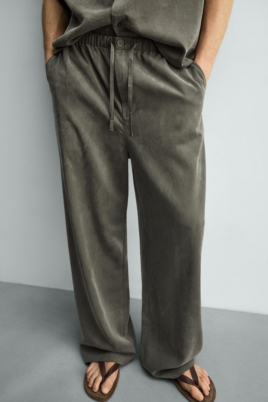 PANTAL?N FLUIDO RELAXED FIT / Khaki oscuro - Zara фото 6