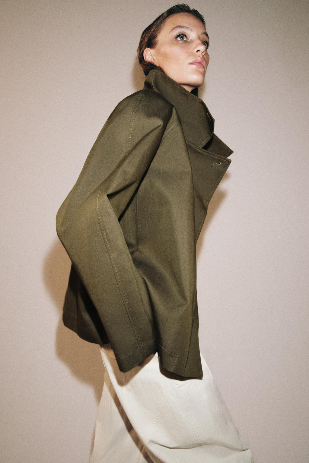 TRENCH CORTO CUELLO ALTO ZW COLLECTION / naranja-verde - Zara фото 4