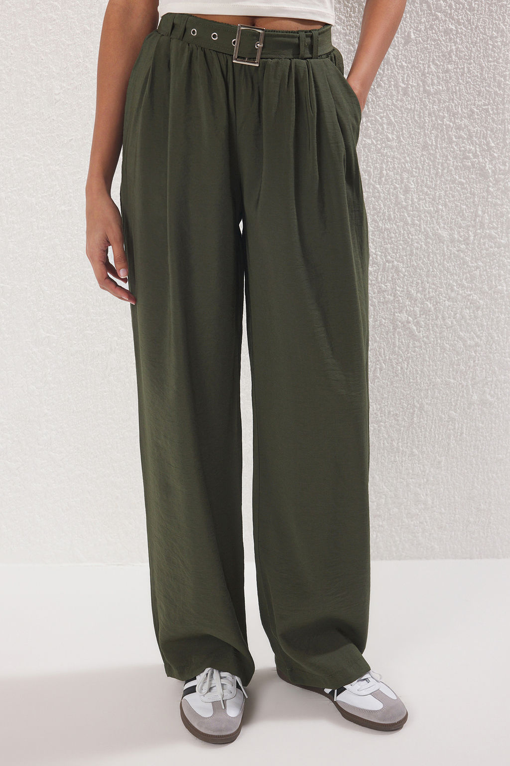 Haki Yumusak Tuseli Kemerli Wide Leg/Genis Paca Pantolon TWOSS25PL00112