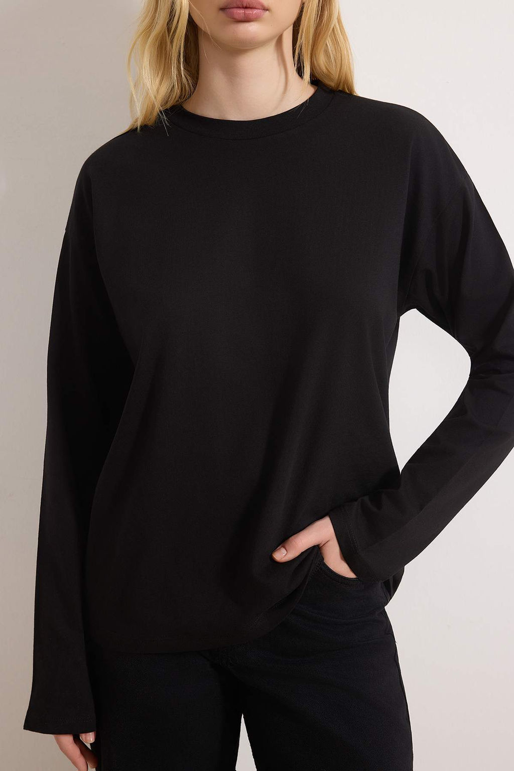 Siyah %100 Kal?n Pamuklu Basic Bisiklet Yaka Oversize/Genis Kal?p Orme T-Shirt TWOAW24TS00013