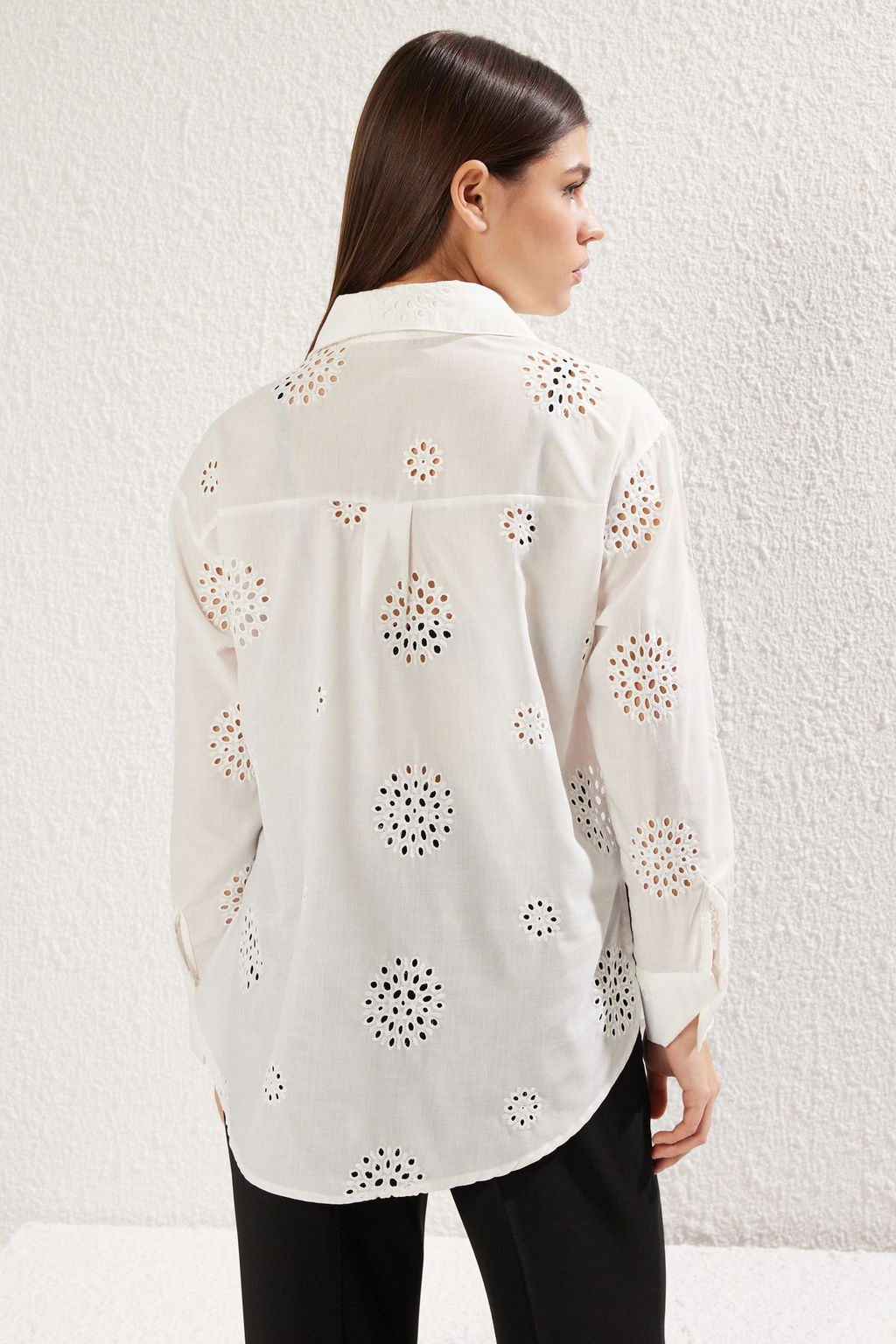 TRENDYOLMILLA Beyaz Brode Nak?s Detayl? Oversize Genis Kal?p Dokuma Gomlek TWOSS25GO00028  фото 5