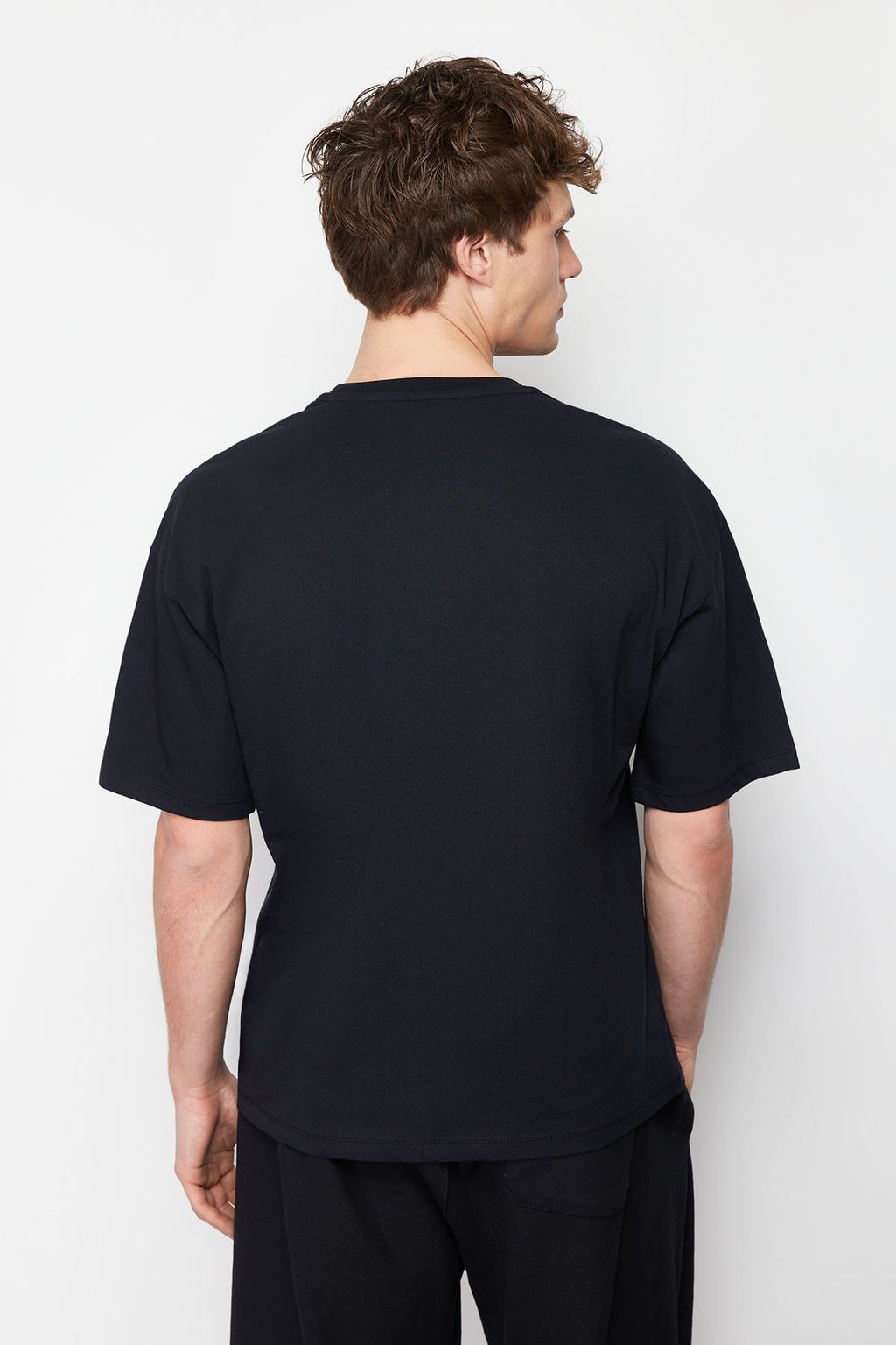 Buyuk Beden Siyah Oversize Cep Detayl? Bask?l? %100 Pamuklu T-Shirt TMNSS24BF00026 - Trendyolmilla фото 4