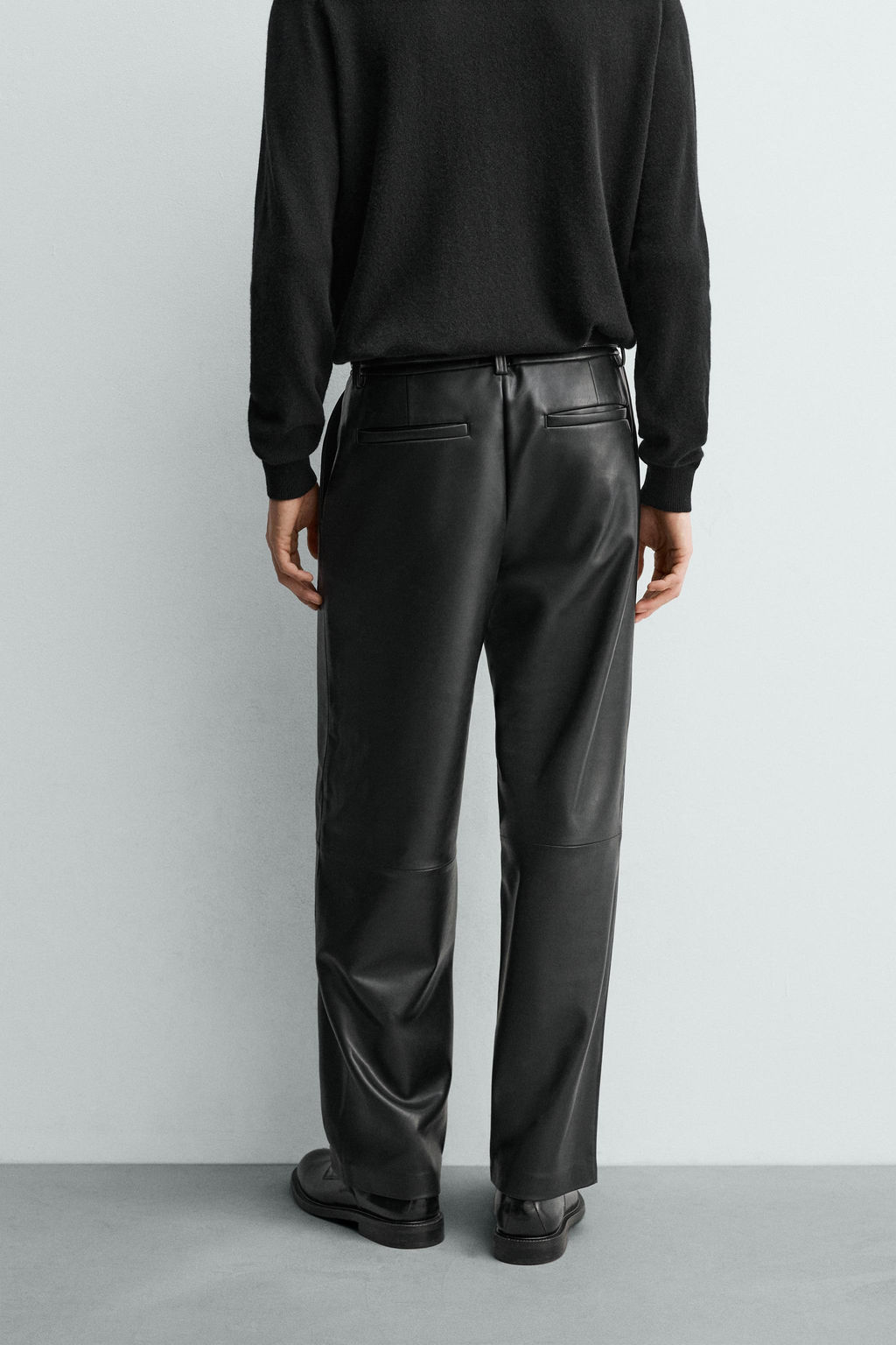 RELAXED FIT LEATHER EFFECT TROUSERS - Zara фото 3