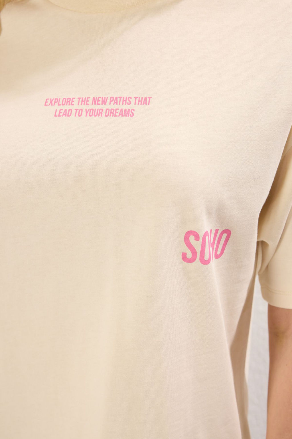 TRENDYOLMILLA Tas Premium %100 Suprem S?rt ve On Bask?l? Oversize/Genis Kal?p Orme T-Shirt TWOSS25TS00072 фото 6