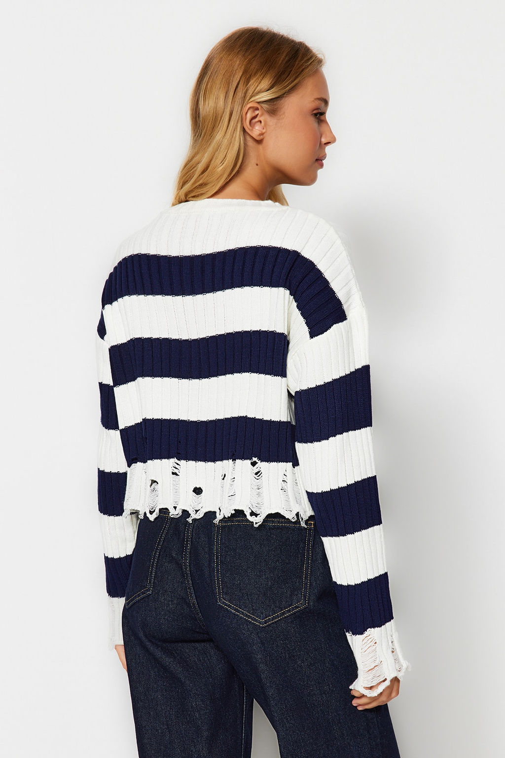 Ekru Crop Genis Kal?p Cizgili Ak?tma Detayl? Triko Kazak TWOAW24KZ00905 - Trendyolmilla фото 5