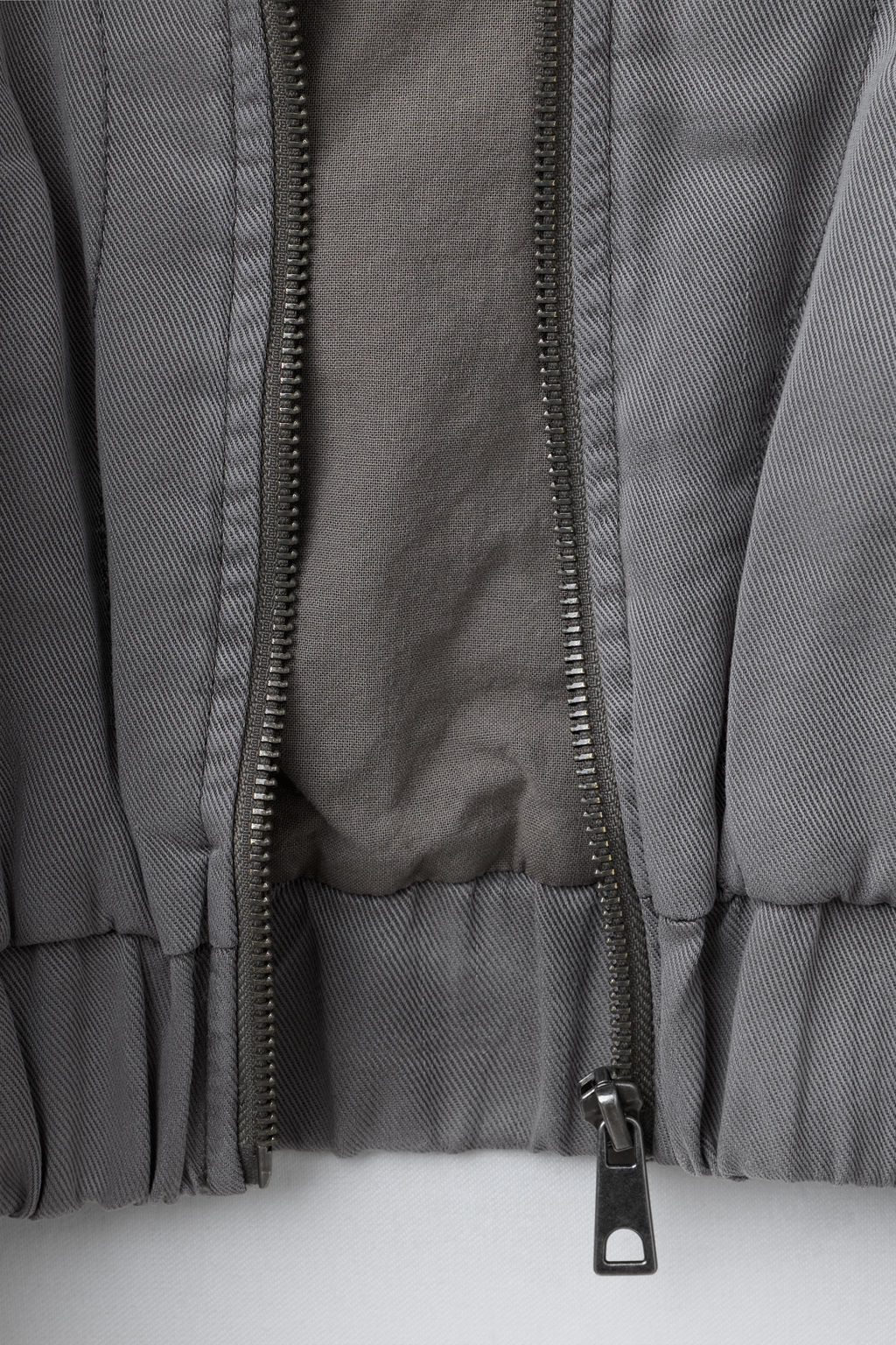 CAZADORA ACOLCHADA FLUIDA / Gris antracita