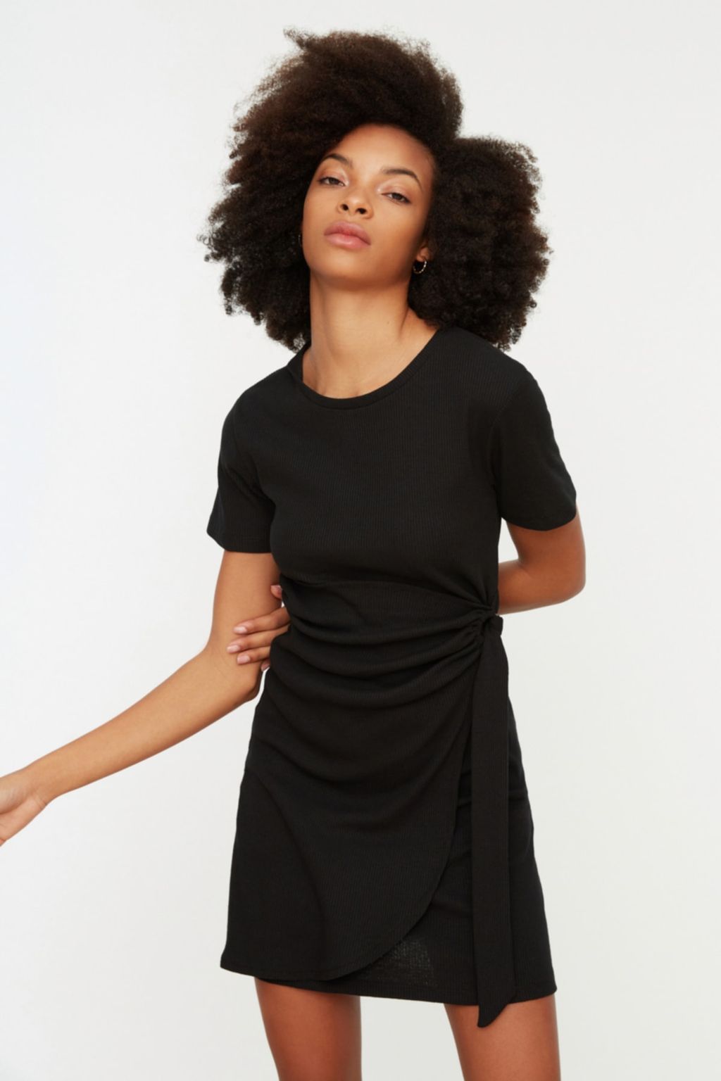 TRENDYOLMILLA Siyah Baglama Detayl? Bisiklet Yaka Triko Gorunumlu Mini Orme Elbise TWOSS22EL0751 фото 2