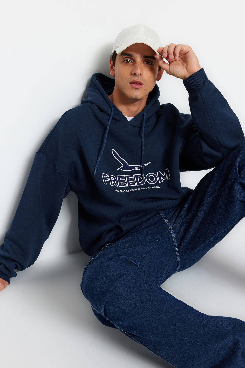 TRENDYOL MAN Indigo Oversize/Genis Kesim Kapusonlu File Nak?sl? Ici Polar/S?cak Tutan Sweatshirt TMNAW24SW00075
