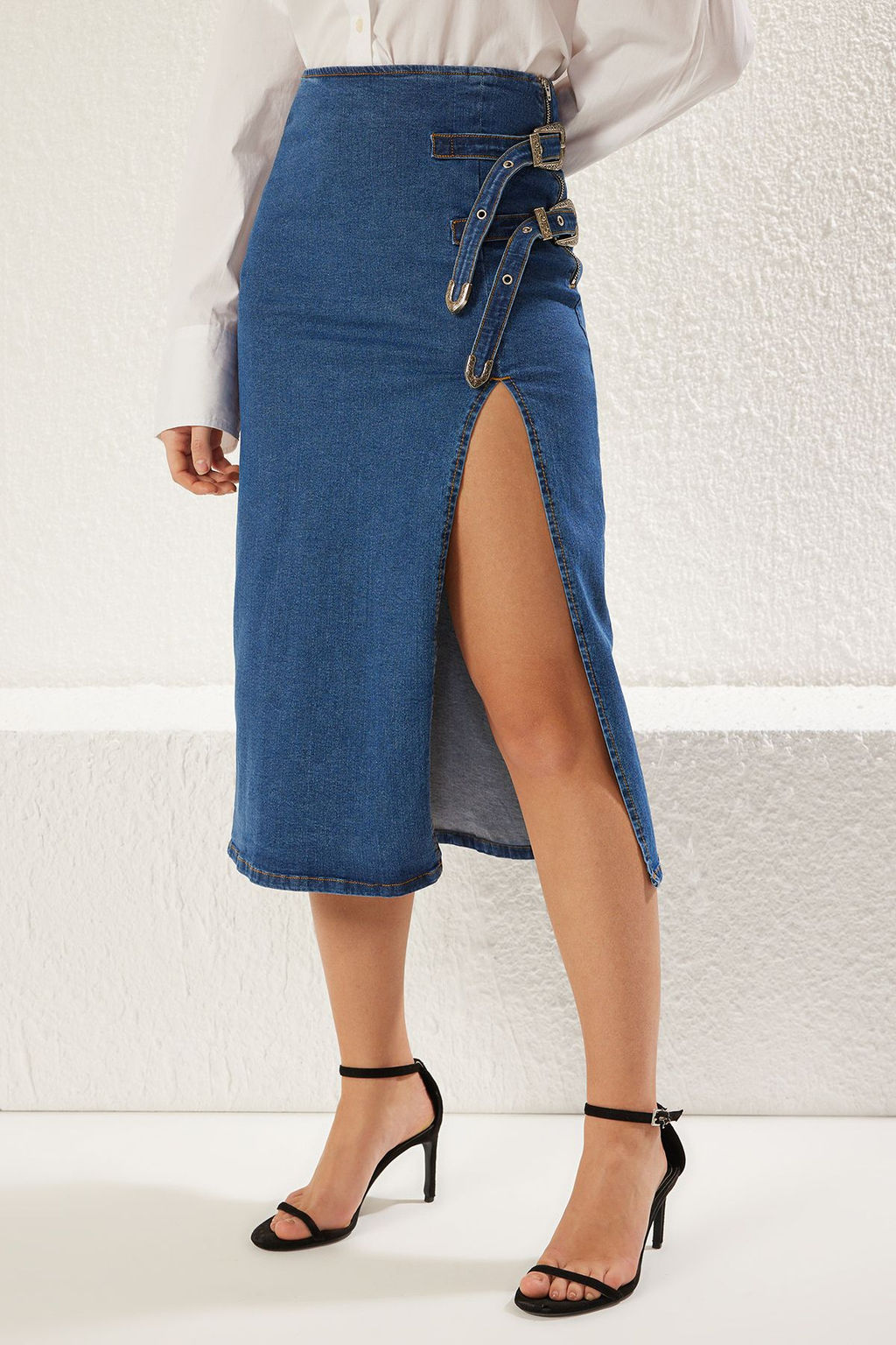 TRENDYOLMILLA Mavi Y?rtmacl? Kemer Aksesuarl? Yuksek Bel Midi Denim Etek TWOSS25ET00020  фото 3