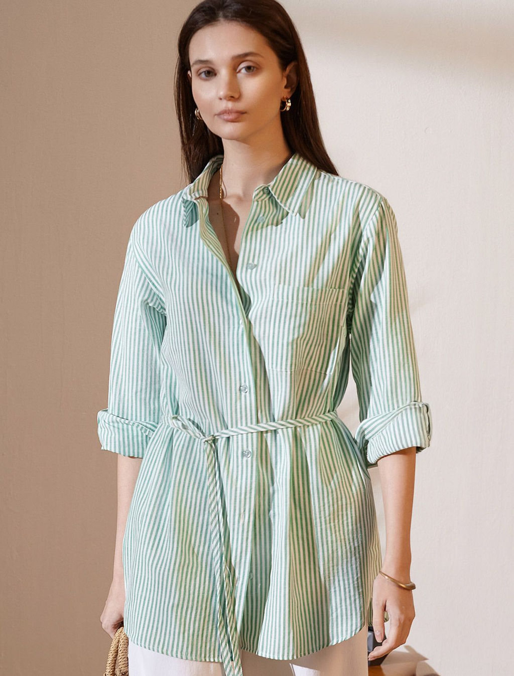 Удлиненная блузка с поясом в тонкую полоску из эластичного хлопка - Vilatte фото 6