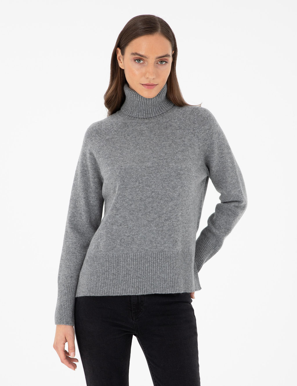 Серый меланжевый свитер классического кроя