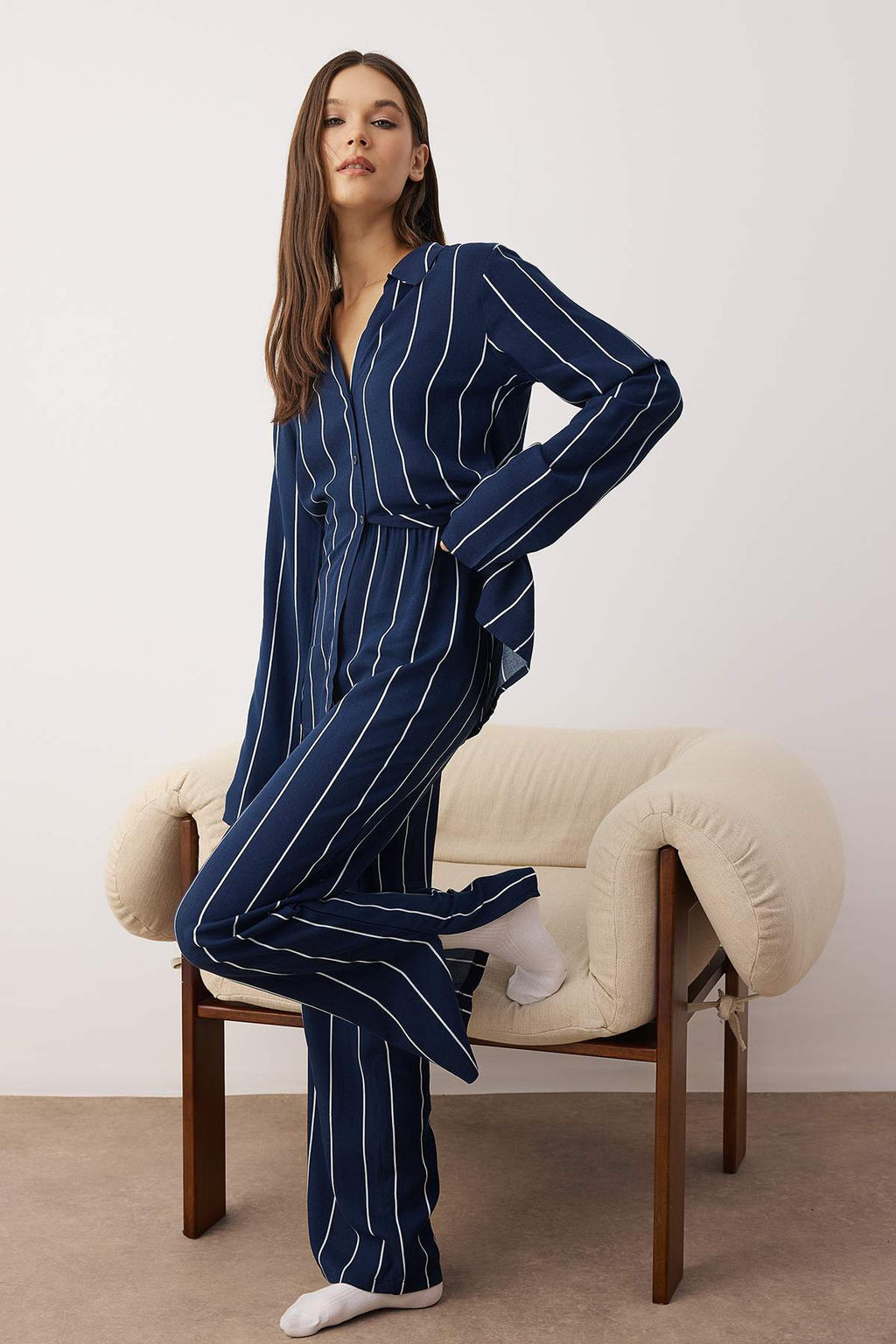 Trendyolmilla Siyah Cizgili Y?rtmac Detayl? Viskon Gomlek-Pantolon Dokuma Pijama Tak?m? THMAW23PT00158  фото 12