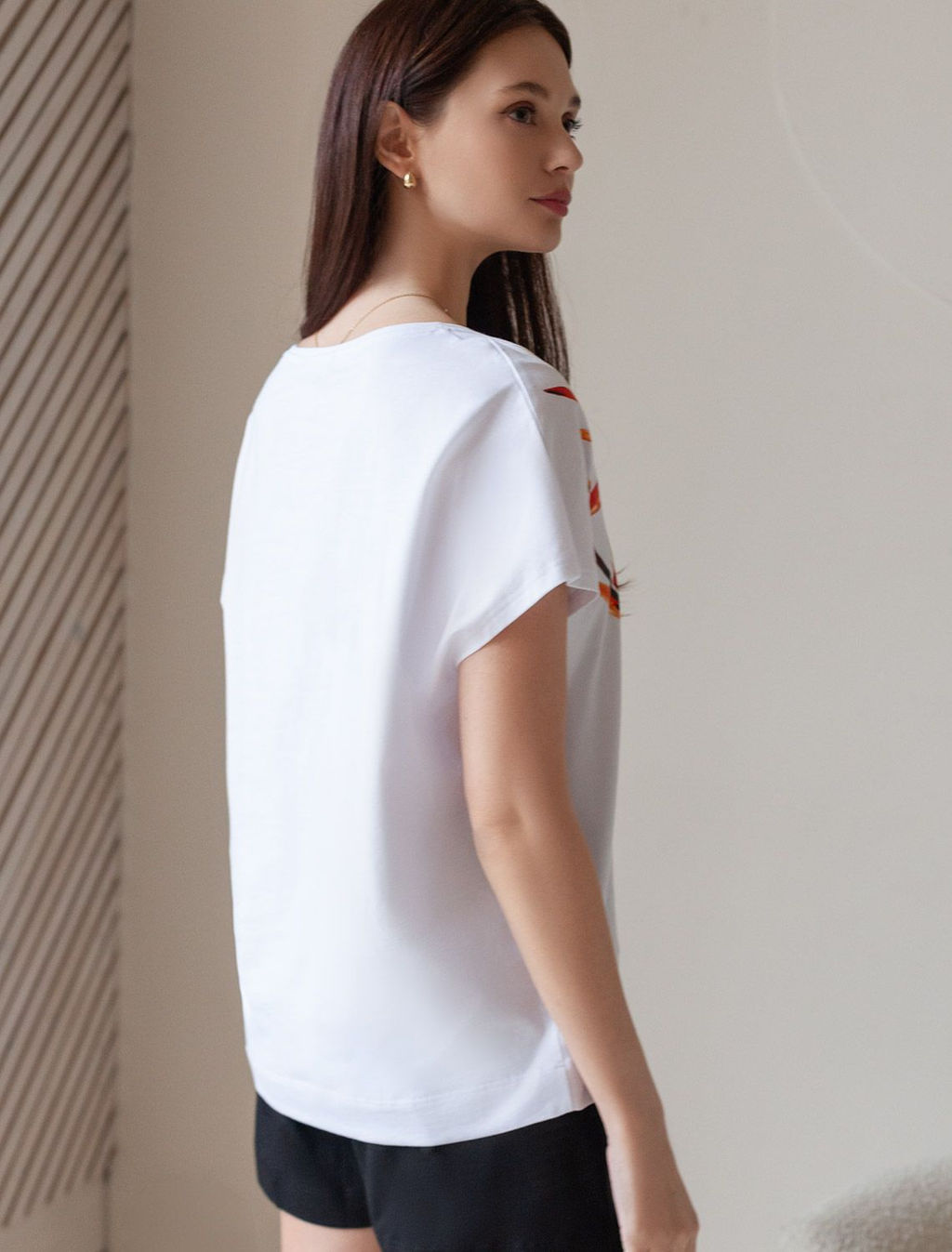 Свободная футболка с V-вырезом и цельнокроеным рукавом из 100% хлопка с принтом