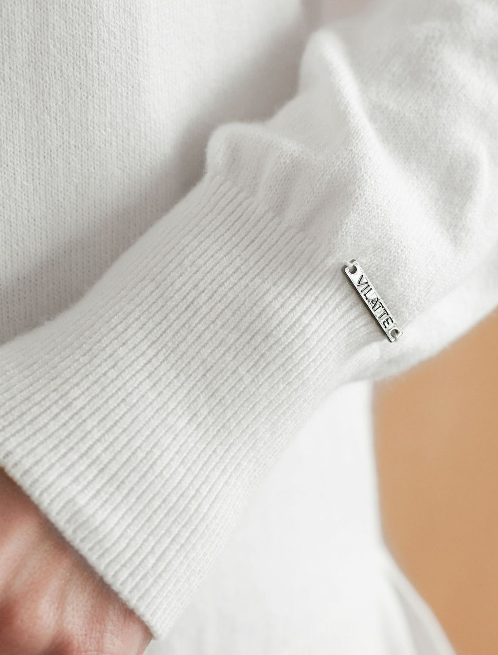 D39.350 Джемпер женский натуральный белый