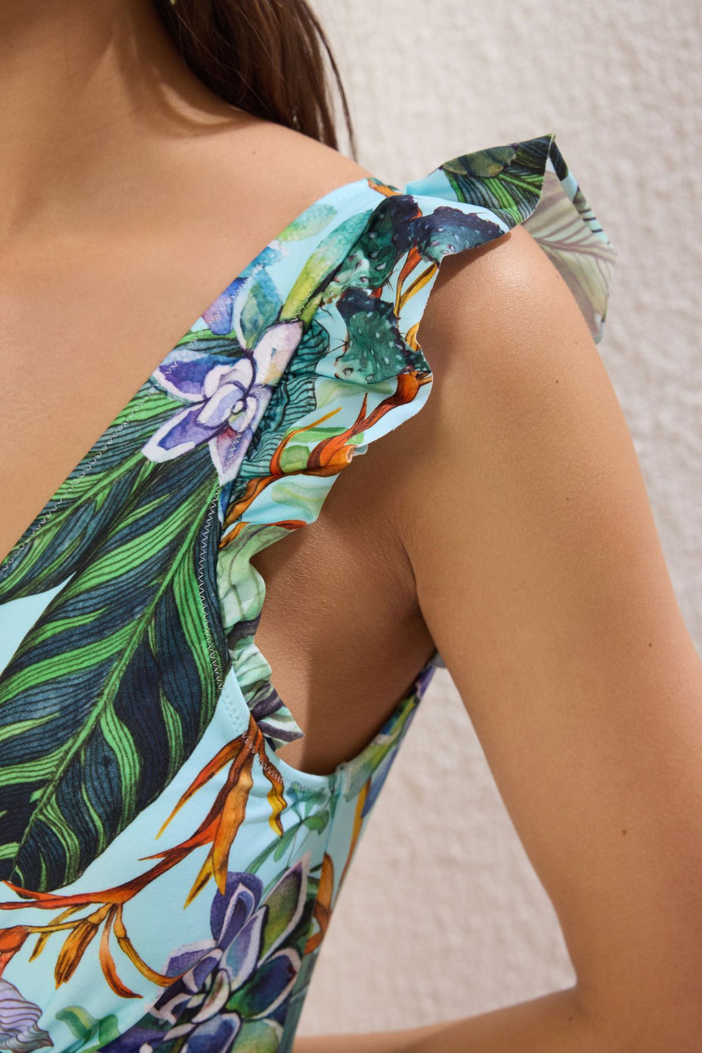 TRENDYOLMILLA Tropikal Desenli Derin V Regular Mayo TBESS25MA00121 фото 3