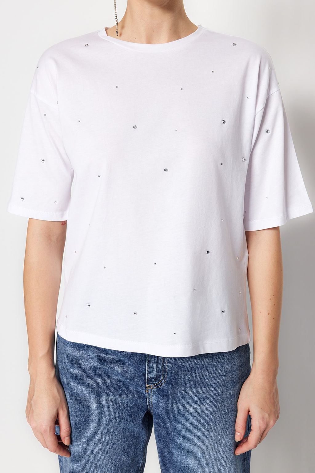 TRENDYOLMILLA Antrasit %100 Pamuk Tas Detayl? Relaxed/Genis Rahat Kesim Bisiklet Yaka Orme T-Shirt TWOSS23TS00153  фото 3