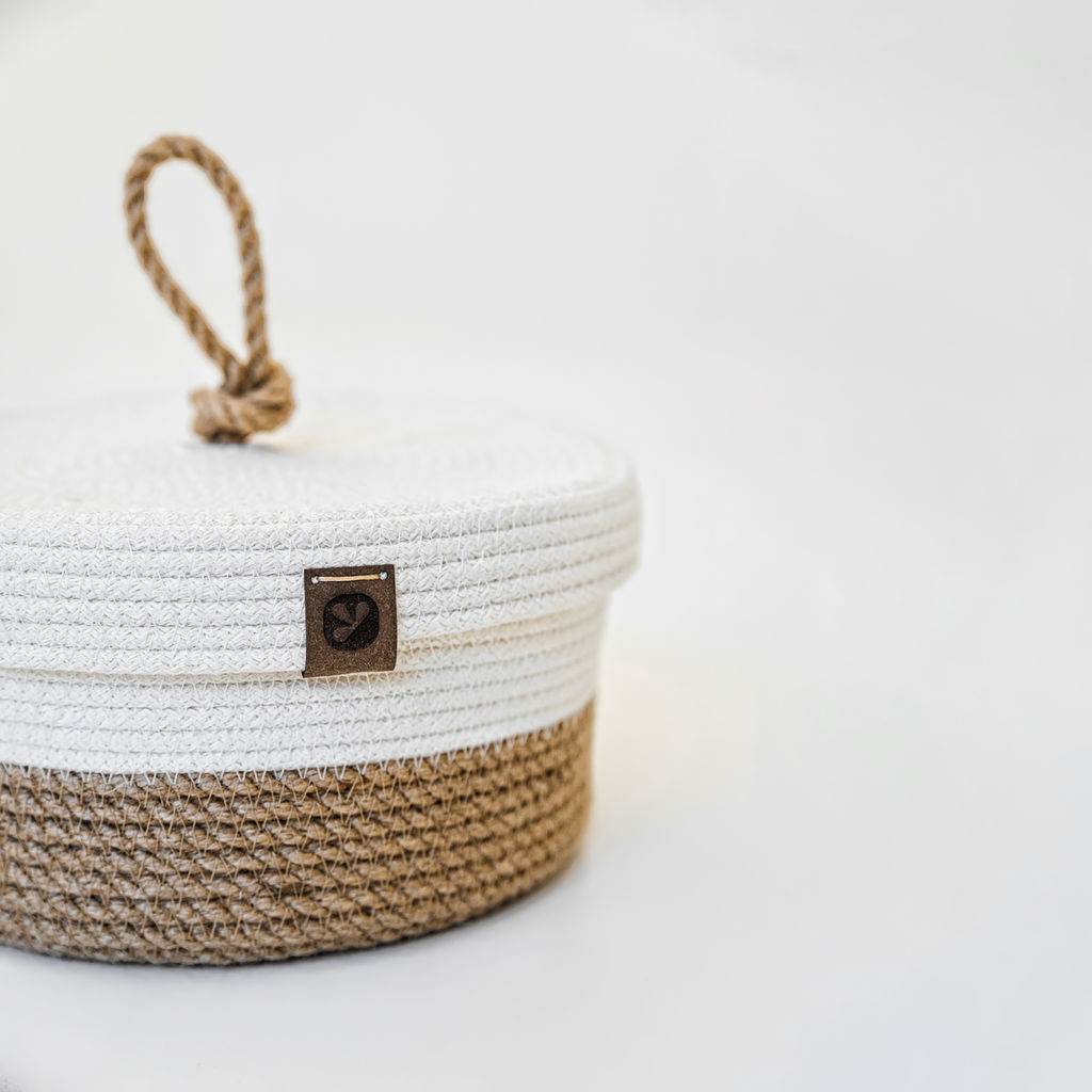 Корзина из джута круглая с крышкой 21х21х11см с белым кантом - Уютности фото 5