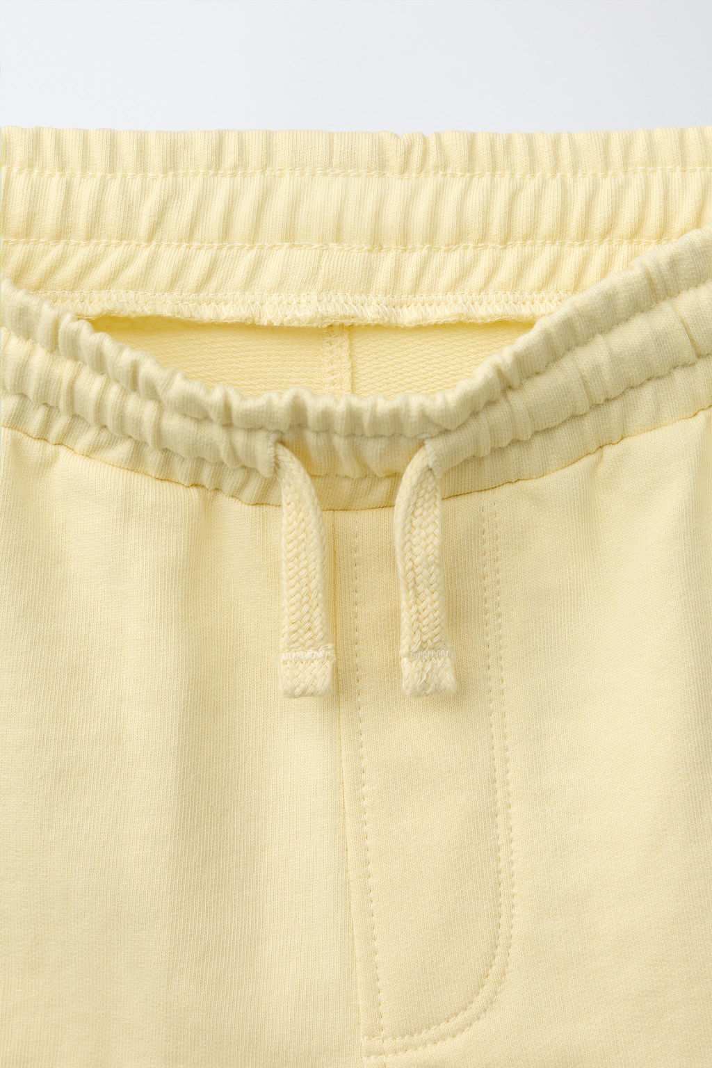 CONJUNTO CAMISETA Y BERMUDA TEXTO / Amarillo claro