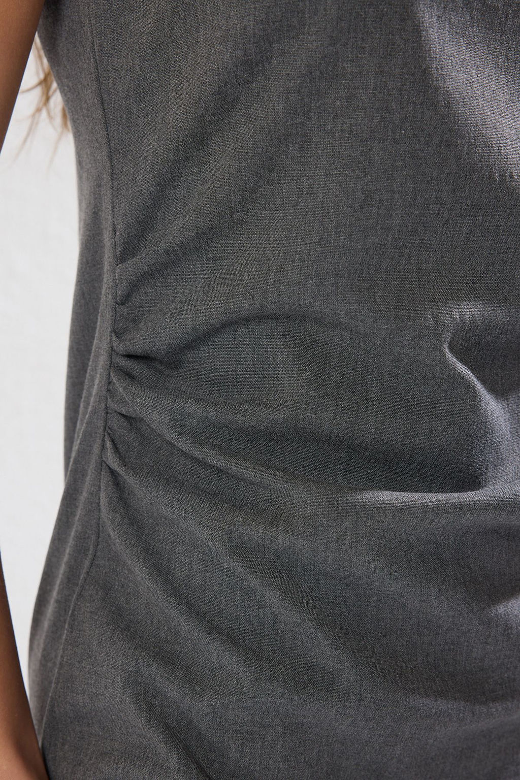 TRENDYOLMILLA Gri Duz Vucudu Saran Mini Drape Detayl? Dokuma Elbise TWOAW25EL00541  фото 17