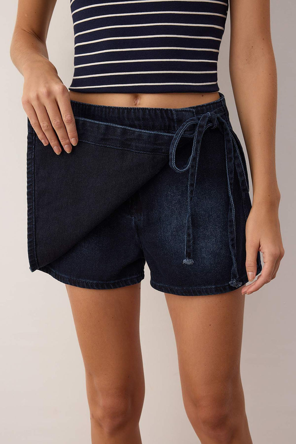 Trendyolmilla Mavi Kruvaze Baglama Detayl? Normal Bel Denim Sort Etek TWOSS25SR00182  фото 3