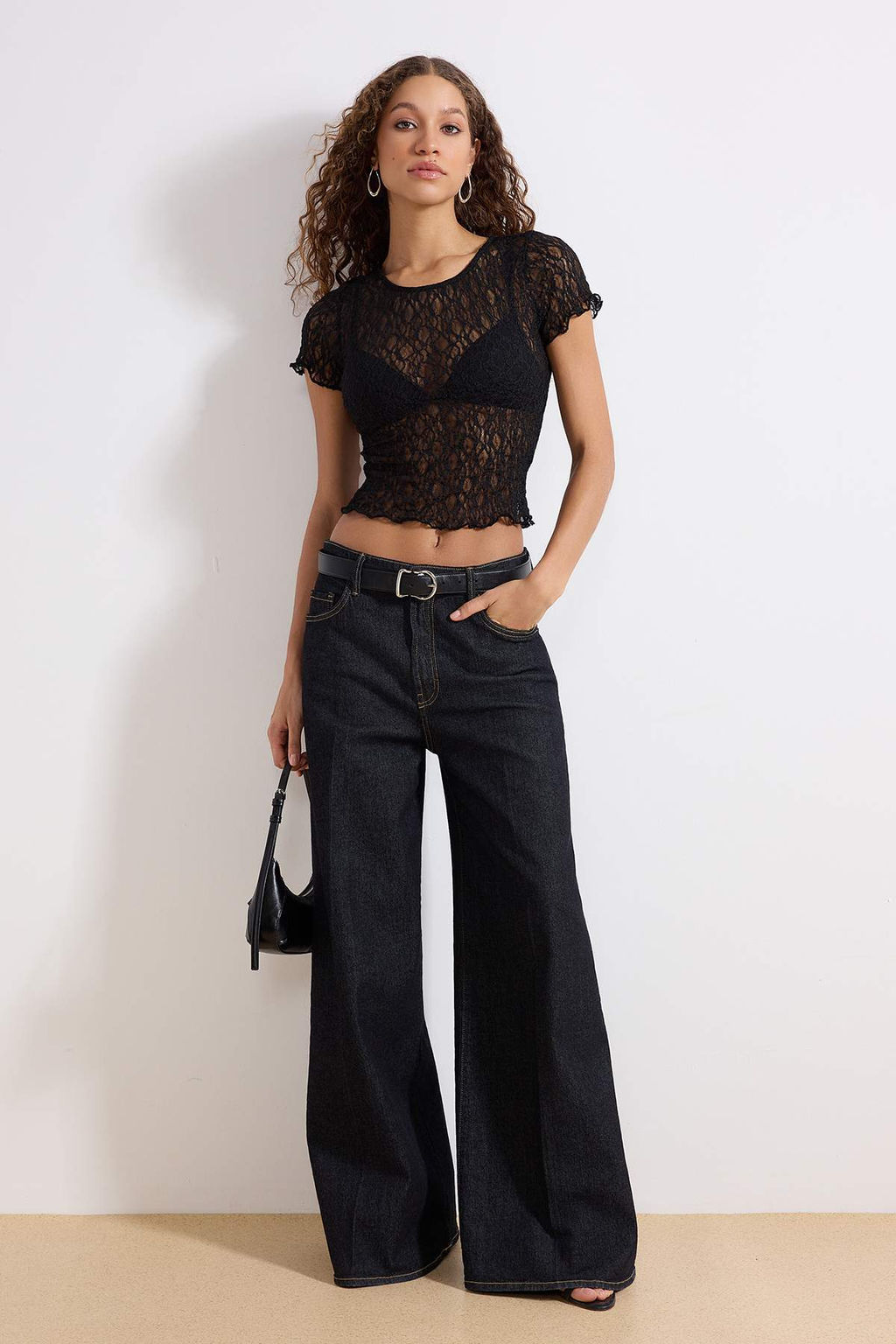 Siyah Fitted/Vucuda Oturan K?sa Kollu Aksesuar Detayl? Dantel Orme Bluz TWOSS26BZ00161