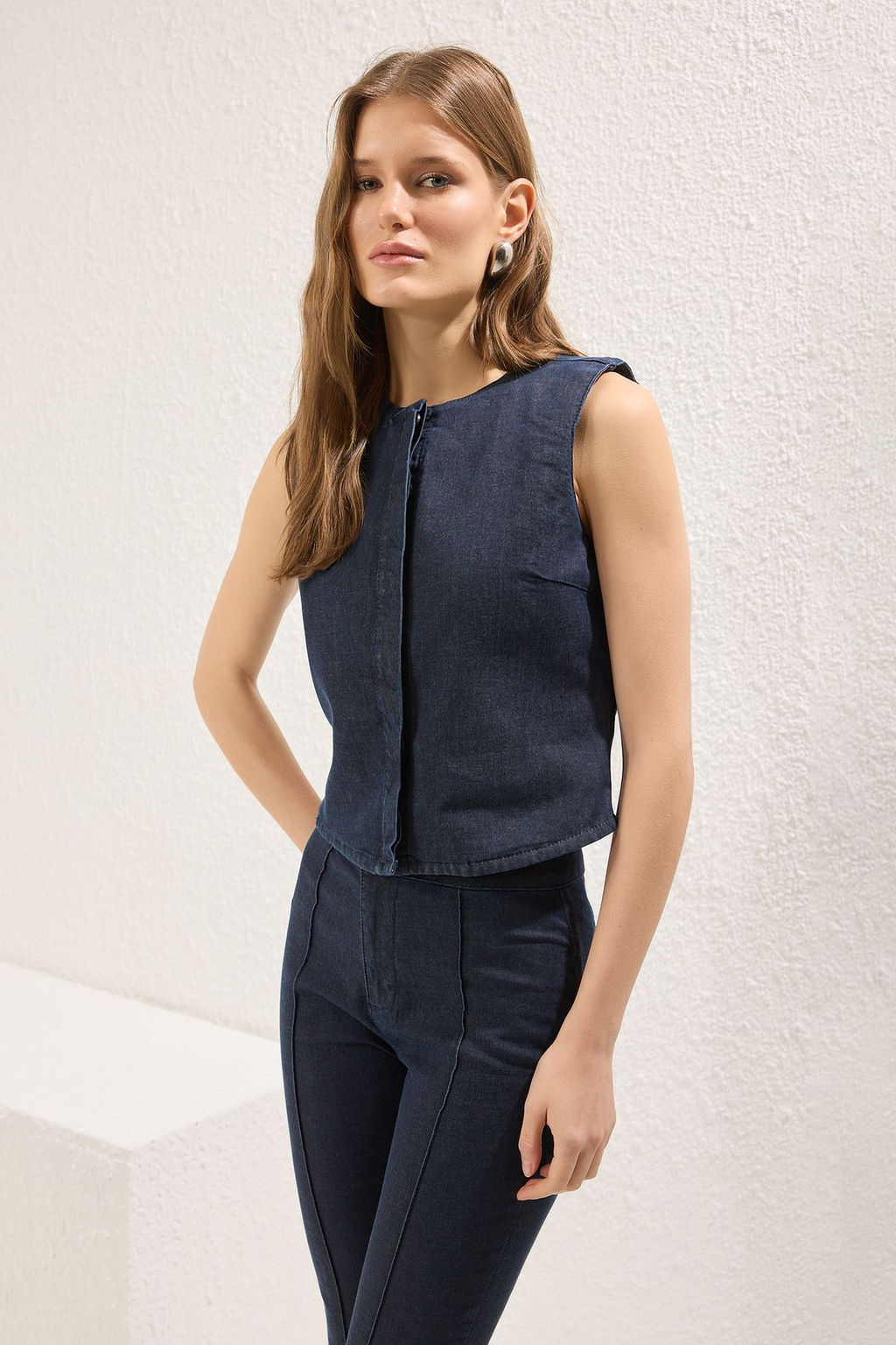 TRENDYOLMILLA Koyu Mavi Crop Fitted Denim Yelek TWOSS25YE00002  фото 2